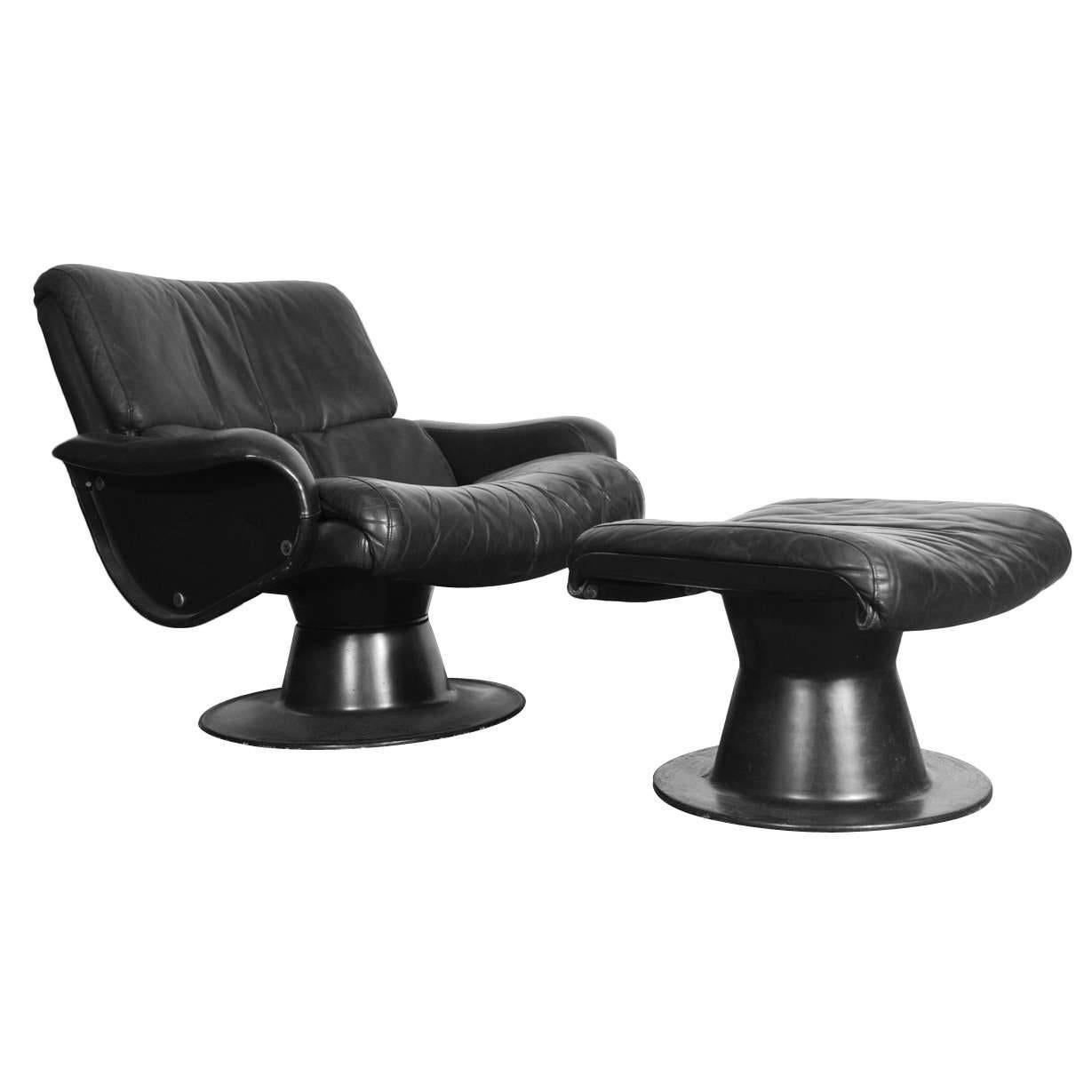 Very rare smooth black leather chair with ottoman by Finnish designer Yrjo Kukkapuro. Designer name marked in the base.
Reinforced plastic, leather.