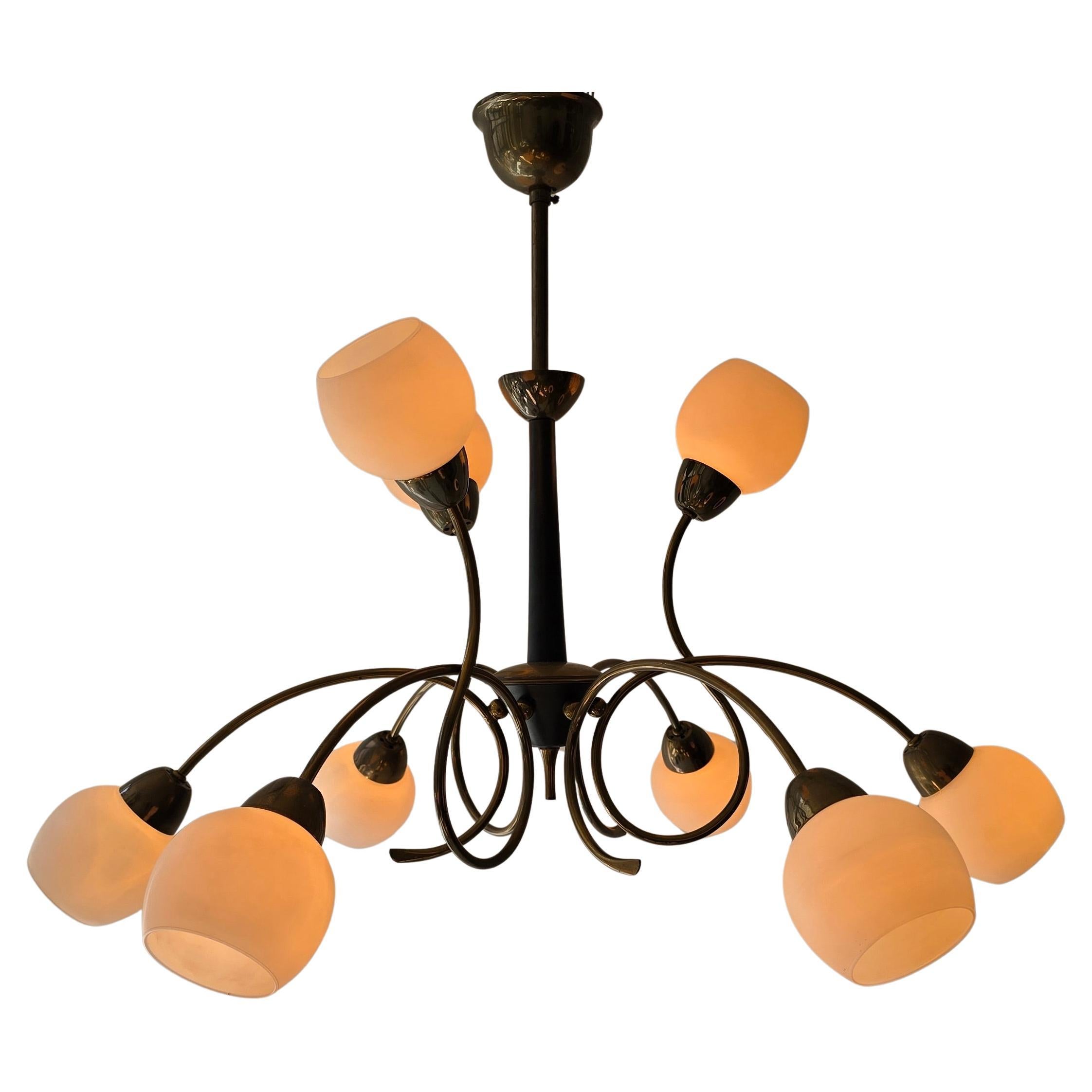Italienischer Stilnovo aus den 1950er Jahren Messing und Opalglas Neun-Licht-Kronleuchter

Eleganter italienischer Kronleuchter aus der Mitte des Jahrhunderts im Stil von Stilnovo, hergestellt in den 1950er Jahren. Das Design besteht aus neun