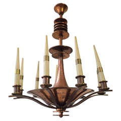 Spettacolare lampadario italiano Art Deco in rame con otto candele in vetro opalino