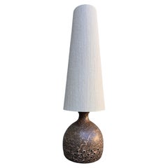 Hohe, skulpturale Tischlampe aus europäischer Kunsttöpferei, 1970er Jahre