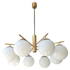 Lámpara de araña italiana de latón estilo Sputnik con ocho globos de cristal opalino, década de 1960