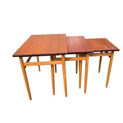 Mesas apilables suecas de teca de mediados de siglo, de Seffle Möbelfabrik, Suecia, década de 1960