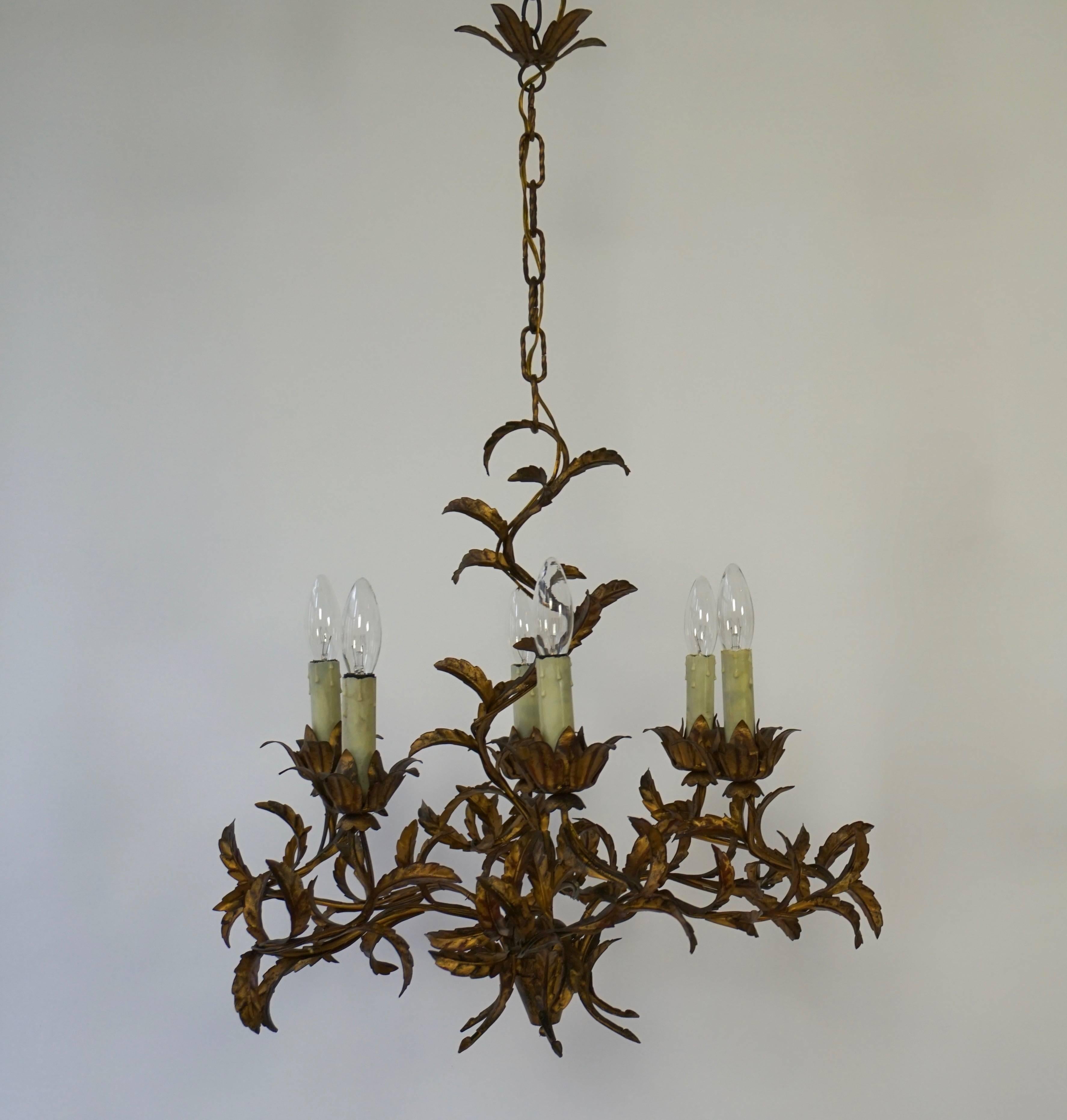 Elegant brass six arms chandelier with a beautiful patine.
Six E14 bulbs.
Measures: Diameter 58 cm,
height with the chain 90 cm,
height fixture 50 cm.