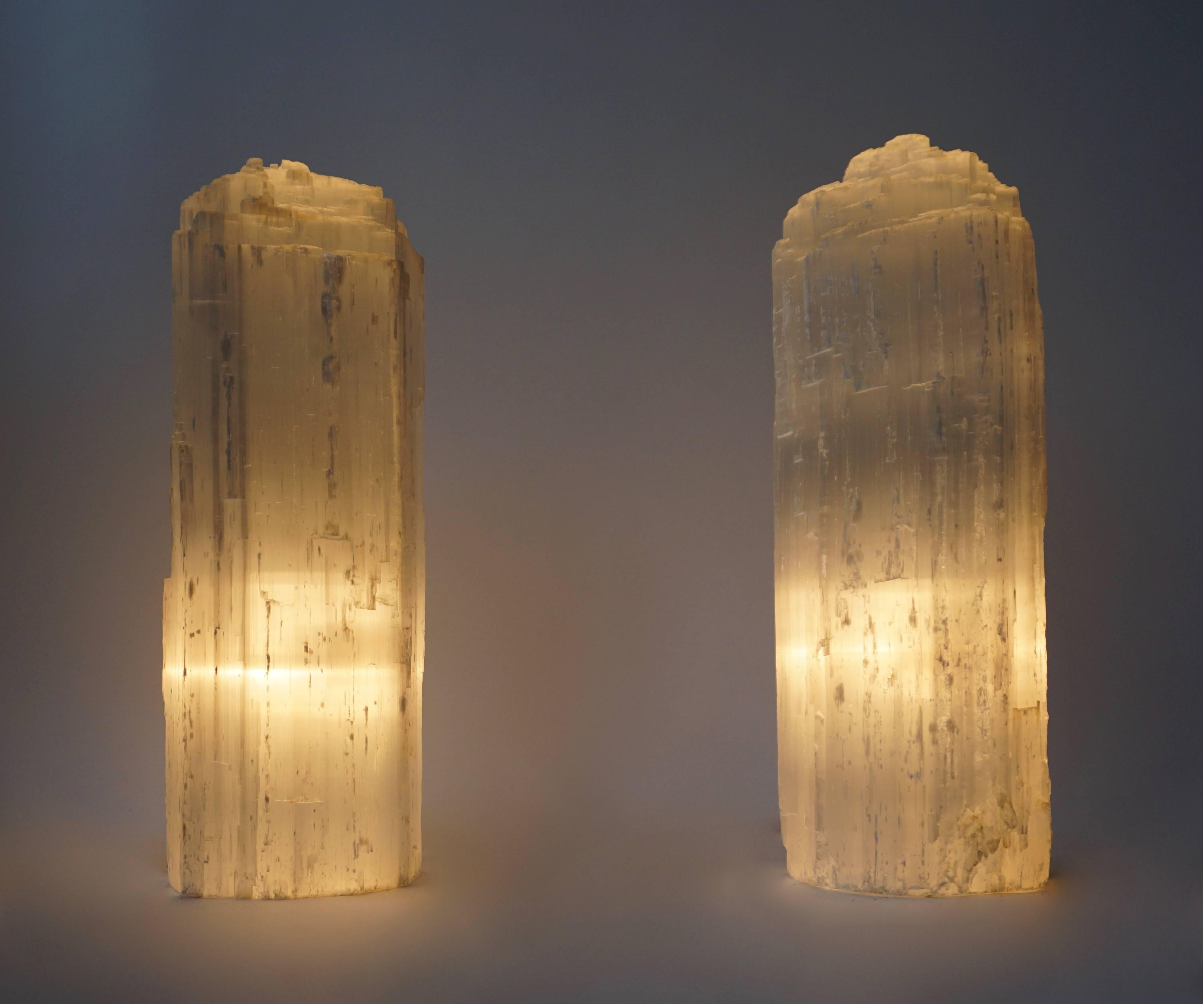 One Selenite rock crystal table or floor lamp.
Measures: Height 42 cm.
Diameter 14 cm.