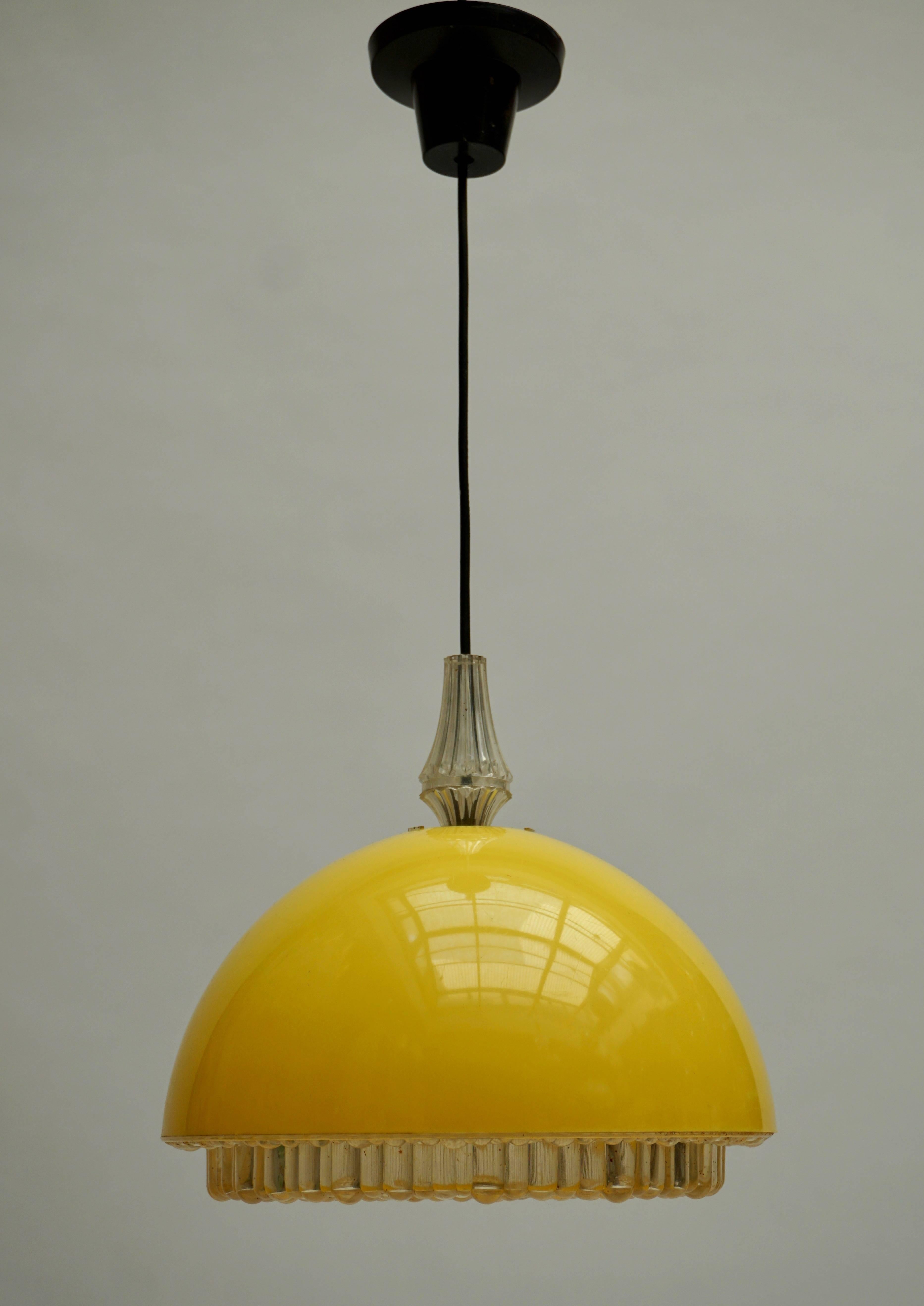 Two acrylic pendant lights.
Measures: Diameter 30 cm.
Height fixture 18 cm.
Total height 90 cm.