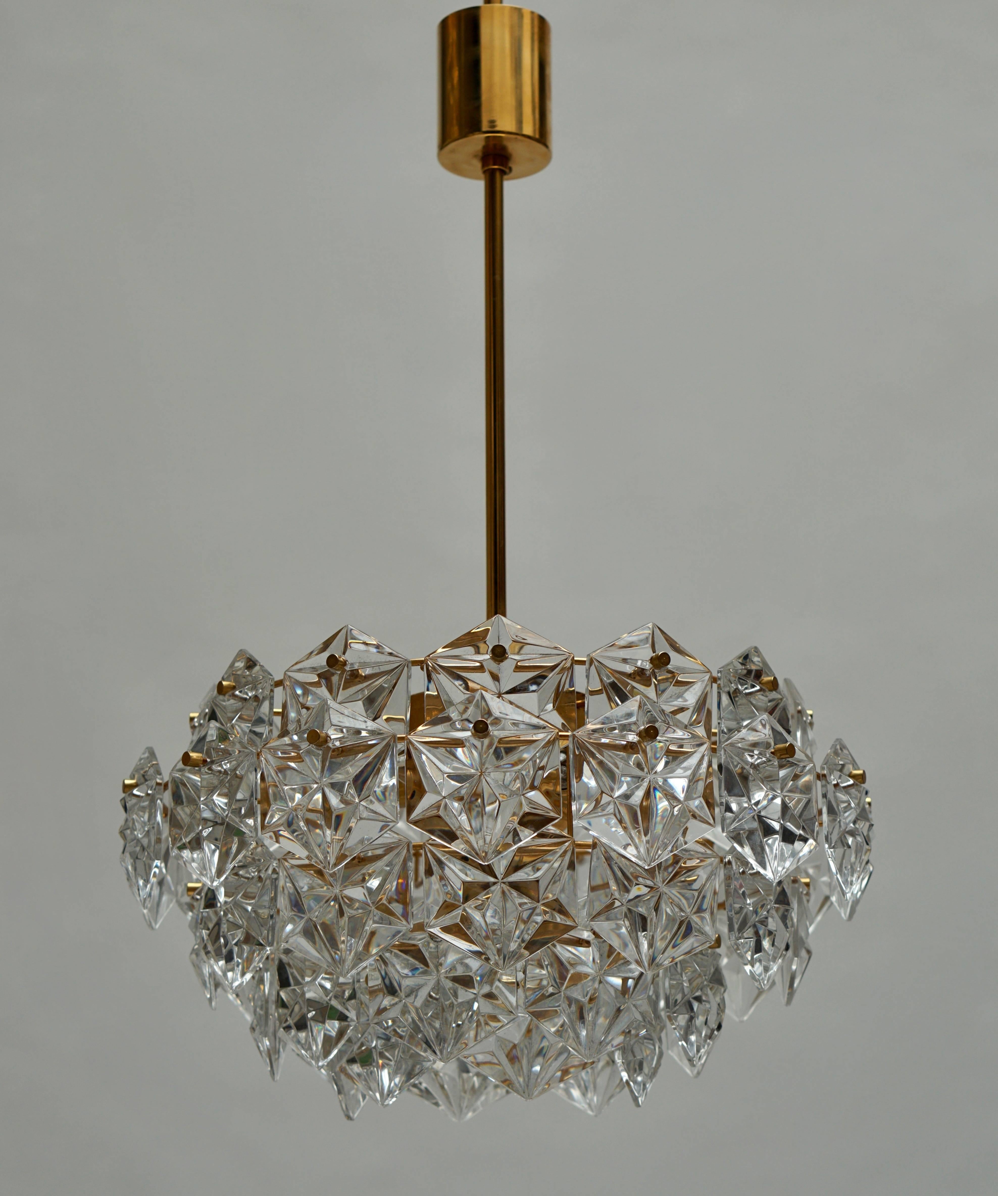 Mid-Century moderno Lampadario moderno di metà secolo, placcato oro con cristalli modanati, Kinkeldey in vendita