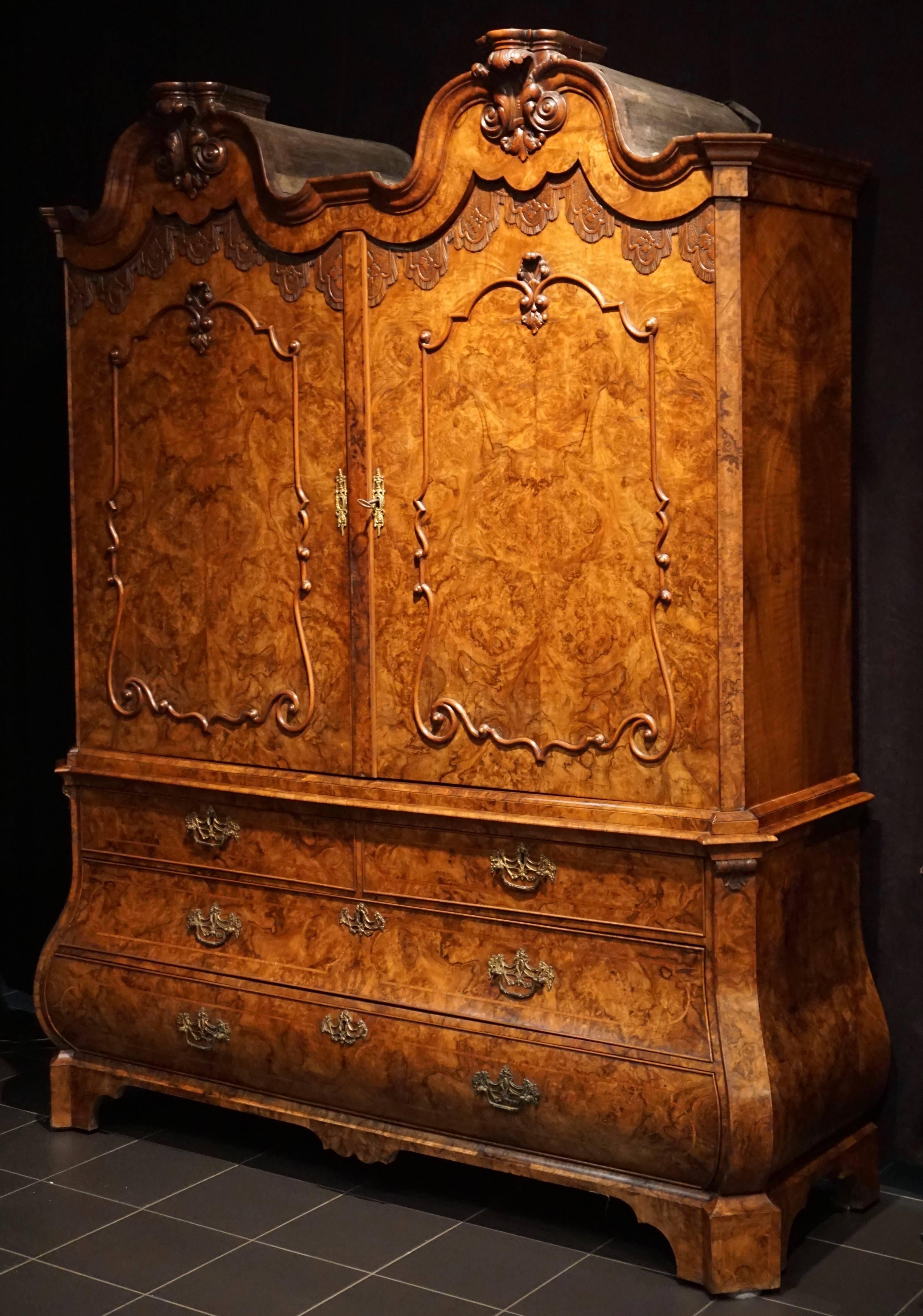 William and Mary Belle armoire baroque hollandaise en noyer à double dôme en vente