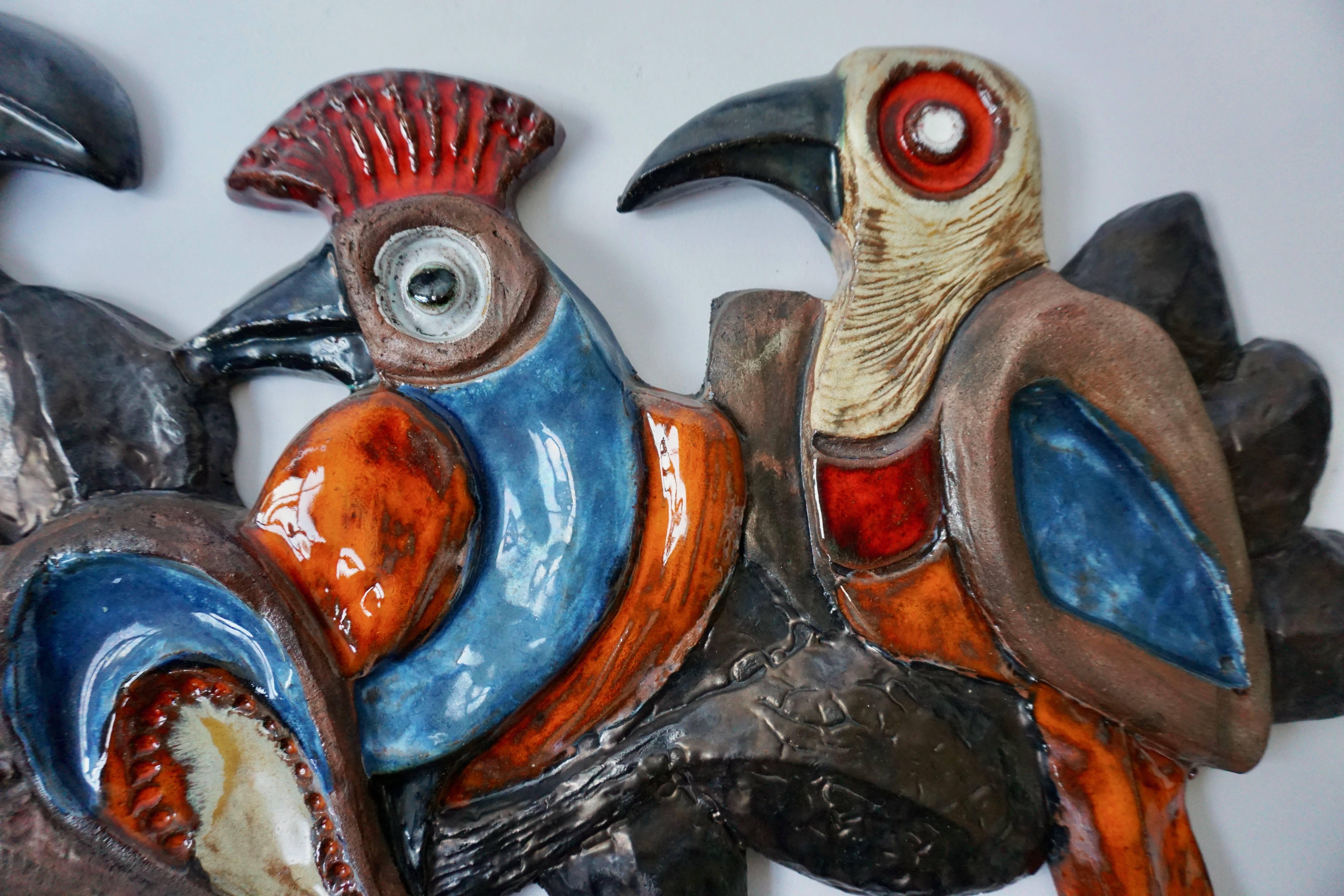 Vernissé Sculpture murale en céramique avec oiseaux en vente