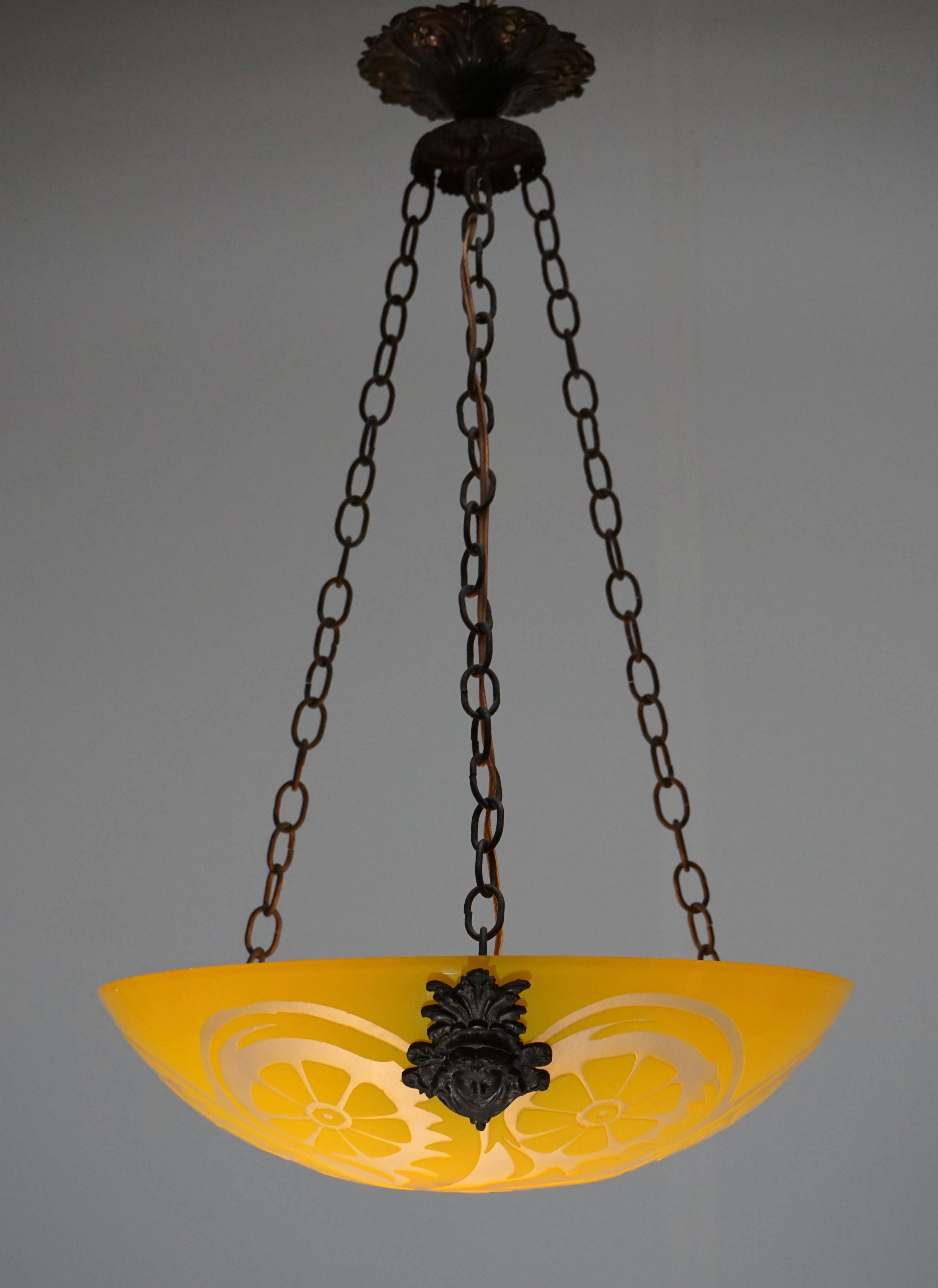 Art Deco glass and brass pendant light.
Measures: Diameter:35 cm.
Height:55 cm.
One E27 bulb.