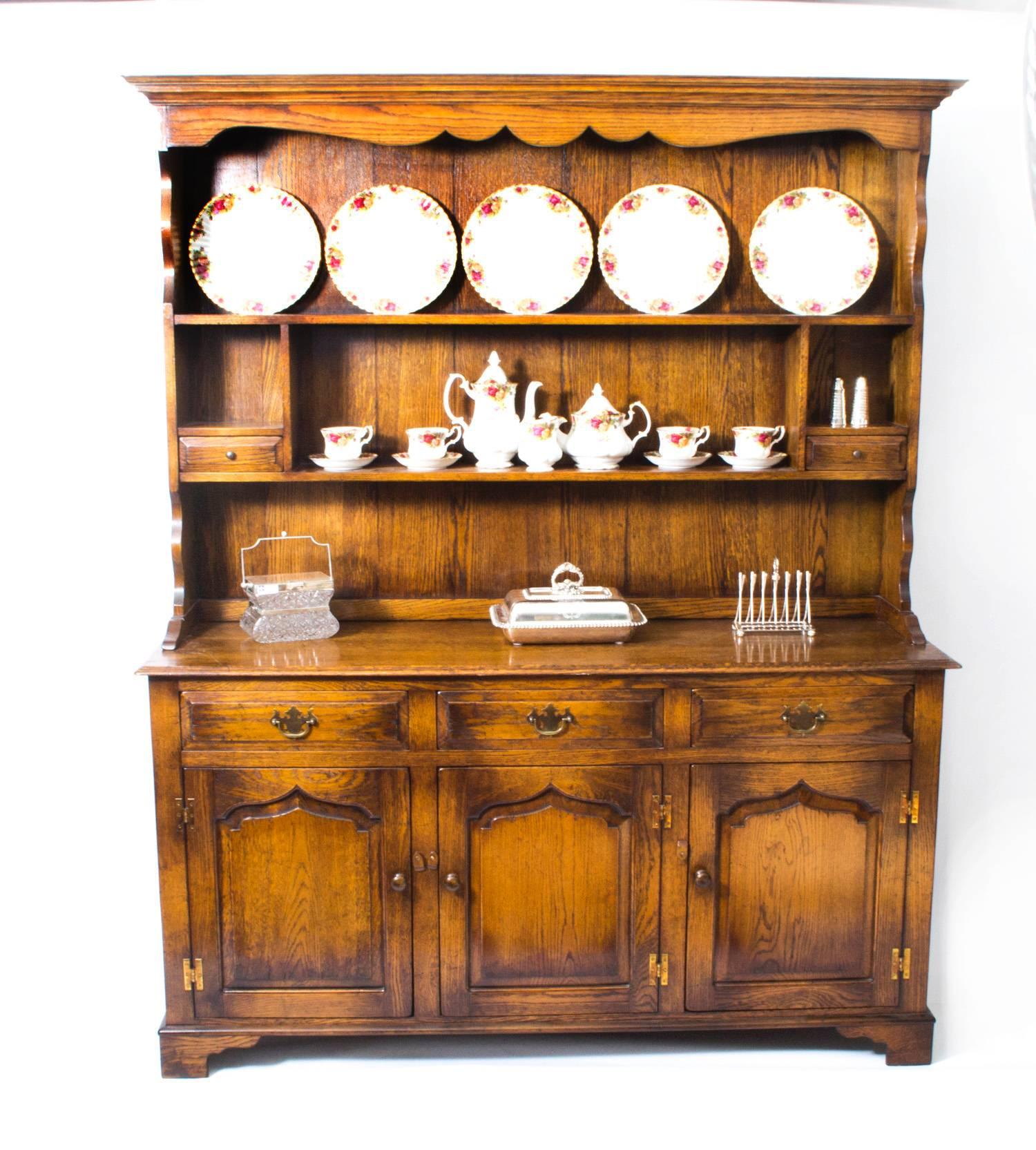 This is a superb vintage Welsh oak dresser which dates from the second half of the 20th century.

The top has an open rack with two shelves and a pair of small drawers. The bottom has three capacious drawers over three cupboards with plenty of