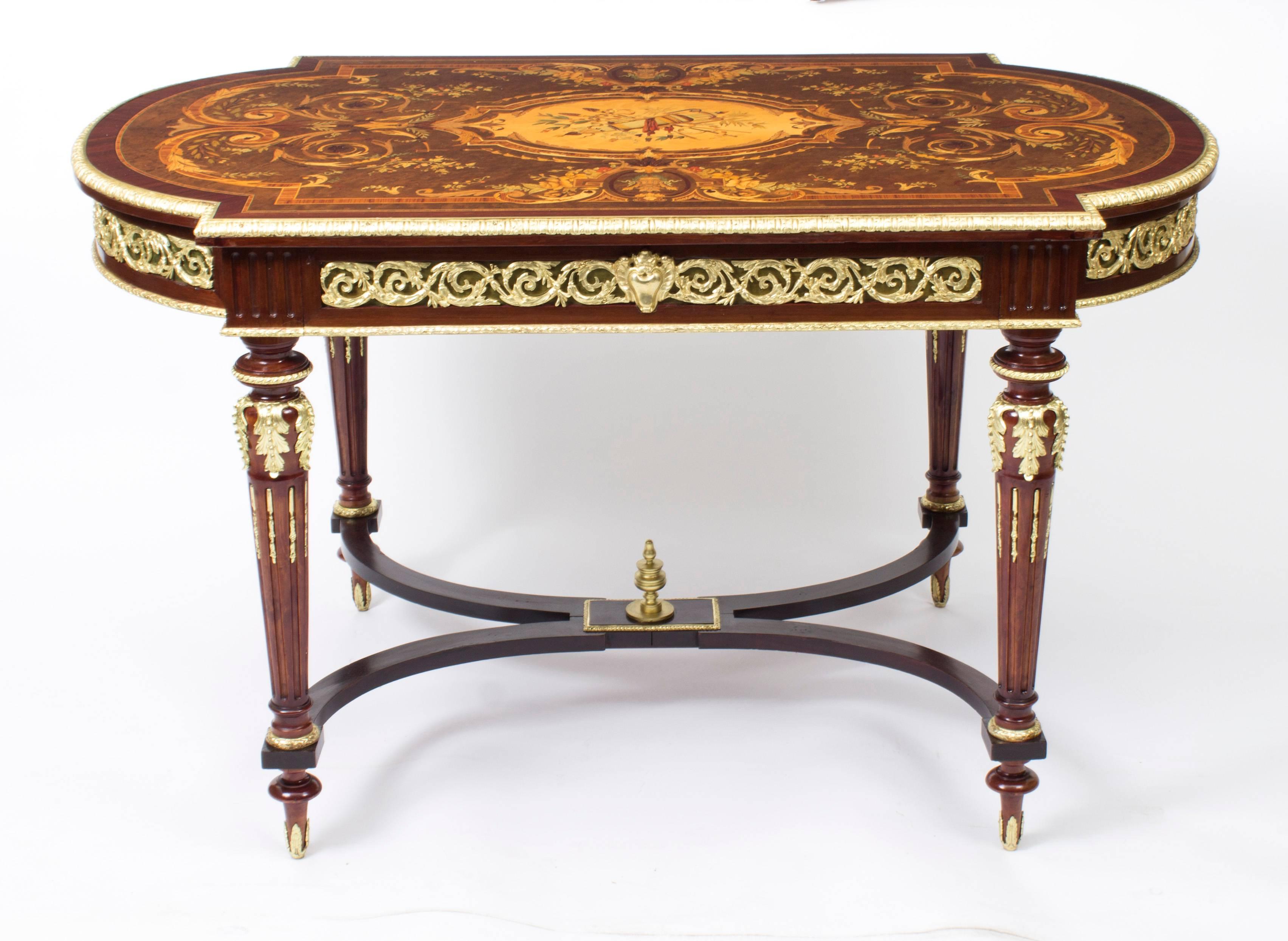 Il s'agit d'un fabuleux bureau plat français ancien monté en bronze doré qui présente une marqueterie florale de grande qualité et qui date d'environ 1860.

Ce magnifique meuble a été réalisé avec une marqueterie artistique exigeant le plus haut