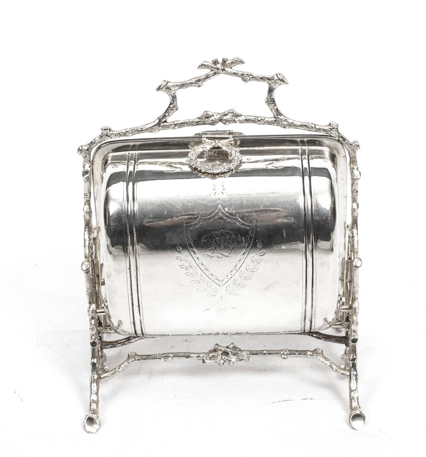 This is a beautiful Antique Victorian silver plated folding biscuit box, having a beautiful engraved body sitting in a cast frame, and with original interior hand-pierced dividers circa 1890 in date.
 
It bears the makers mark of Fenton Bros