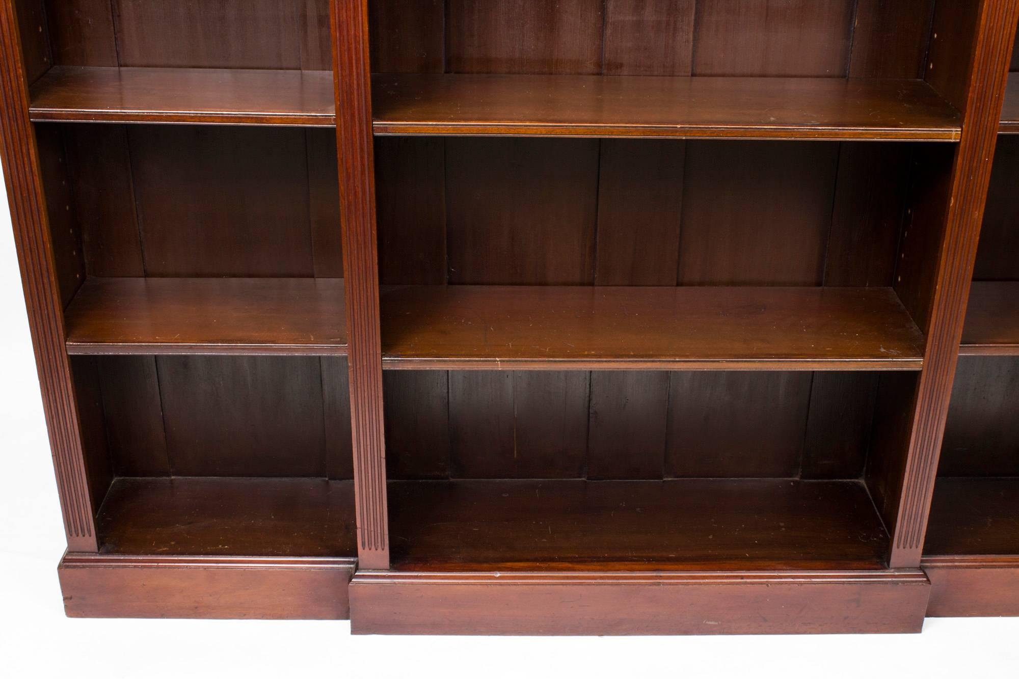 Early 20th Century Edwardian Mahogany Breakfront Open Bookcase 1