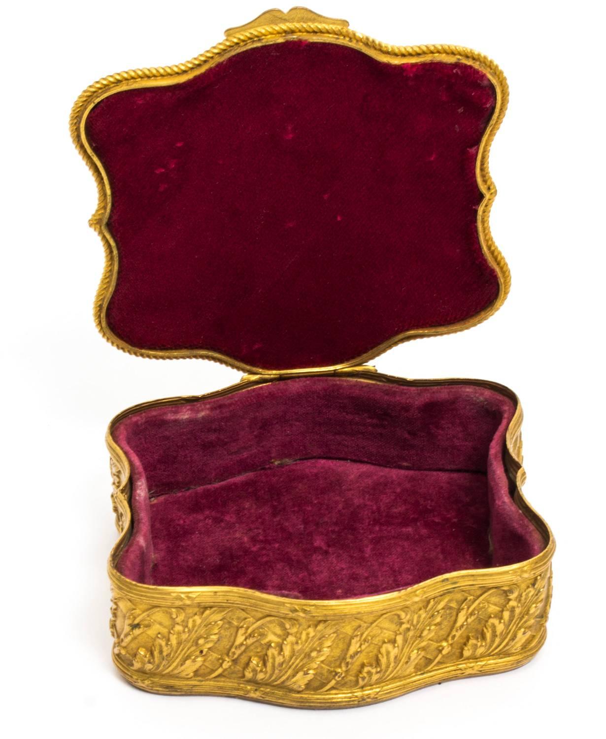 19. Jahrhundert Vergoldete Bronze-Schmuckschatulle & Limoges Miniatur 1