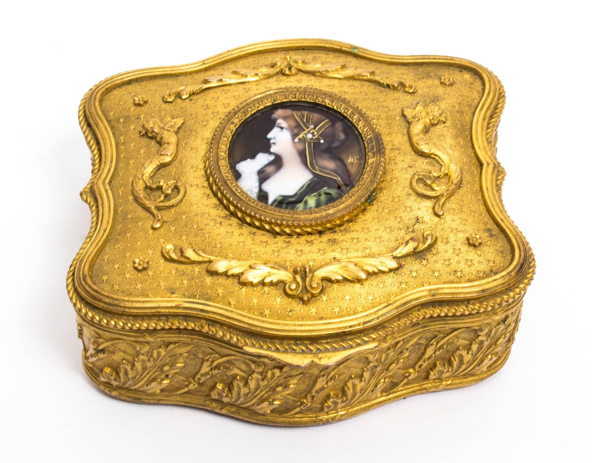 Dies ist eine wunderschöne antike Schmuckschatulle aus vergoldetem Ormolu in Serpentinform von Napoleon III. aus der Zeit um 1860. 

Das Oberteil:: die Vorderseite:: die Seiten und die Rückseite sind wunderschön in vergoldeter Bronze gegossen und