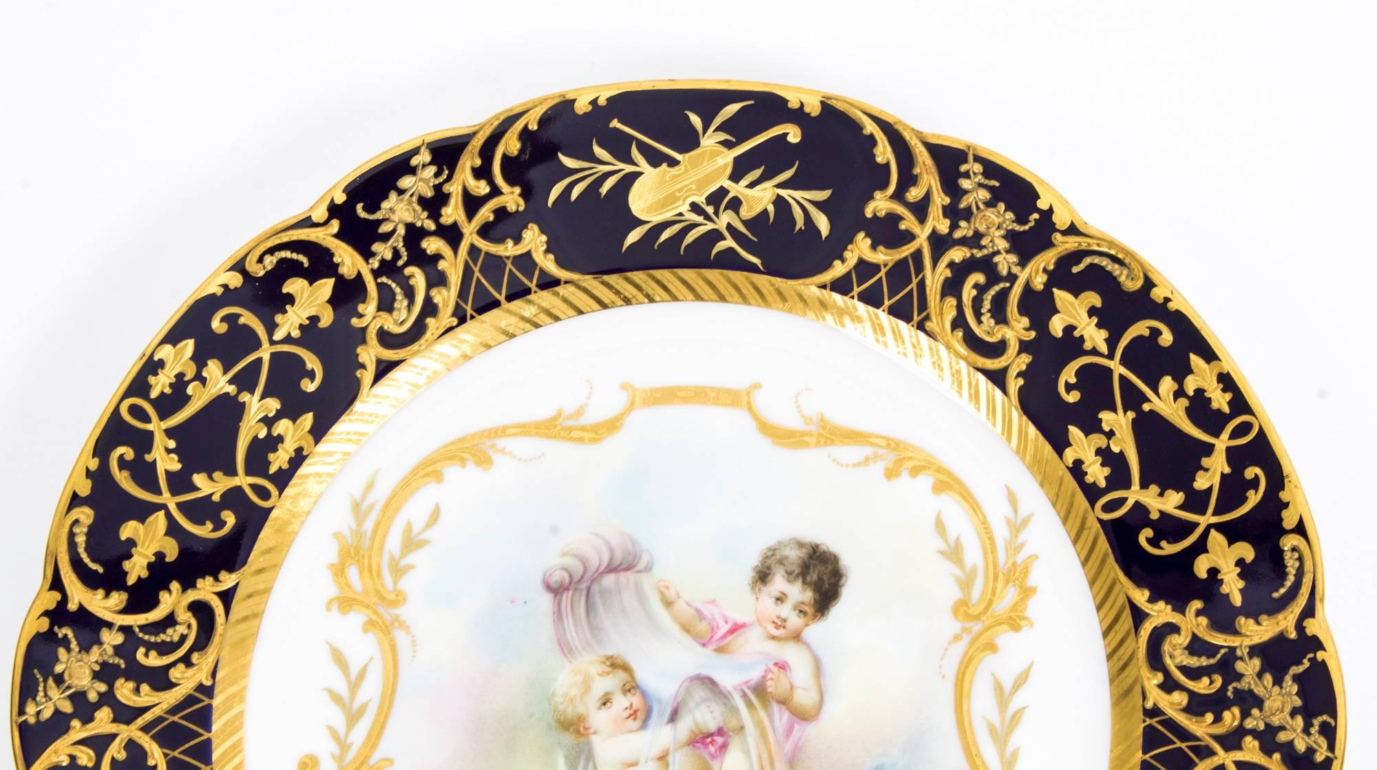 Antique Pair of French Cabinet Plates and Amorini x Boucher, circa 1900 In Excellent Condition In London, GB