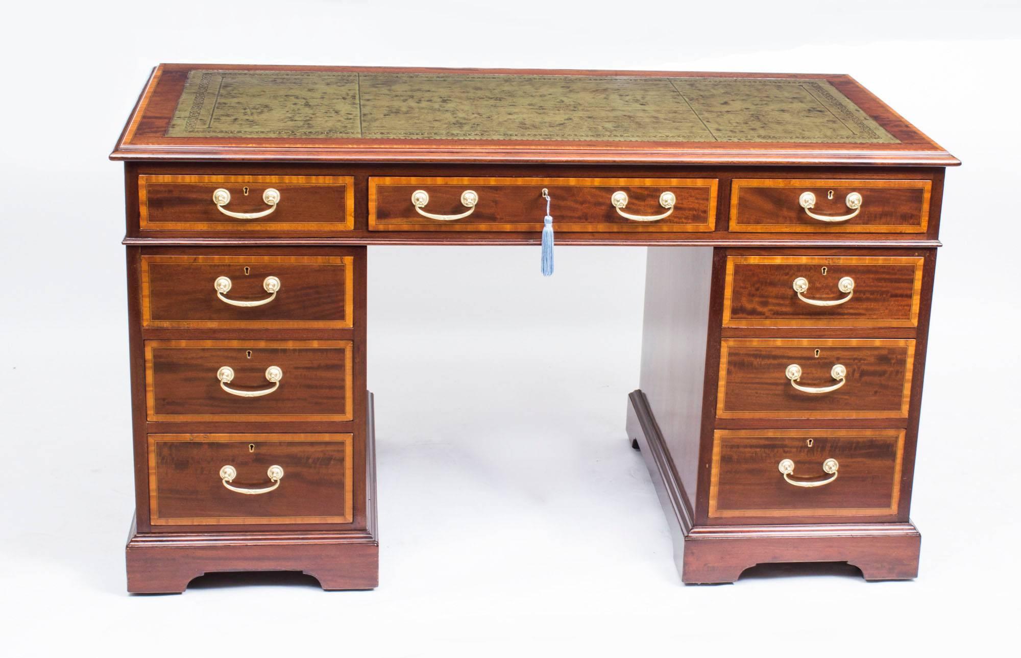 This is a superb antique Victorian flame mahogany and kingwood crossbanded freestanding pedestal desk, circa 1880 in date.

It is made from fabulous flame mahogany with a rectangular green gold tooled leather, and the top features an elegant ogee