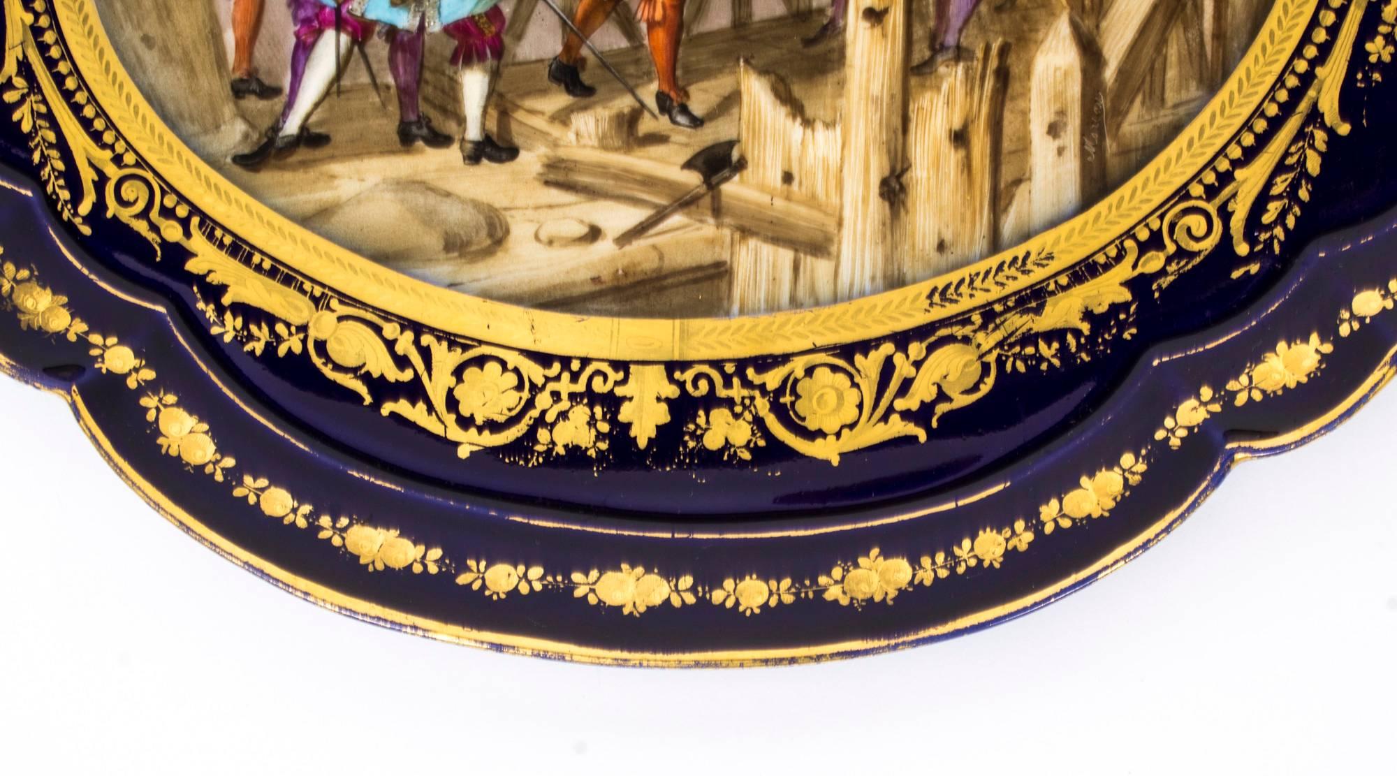 Peint à la main Plateau en porcelaine de Sèvres du 19ème siècle signé Moreaux en vente