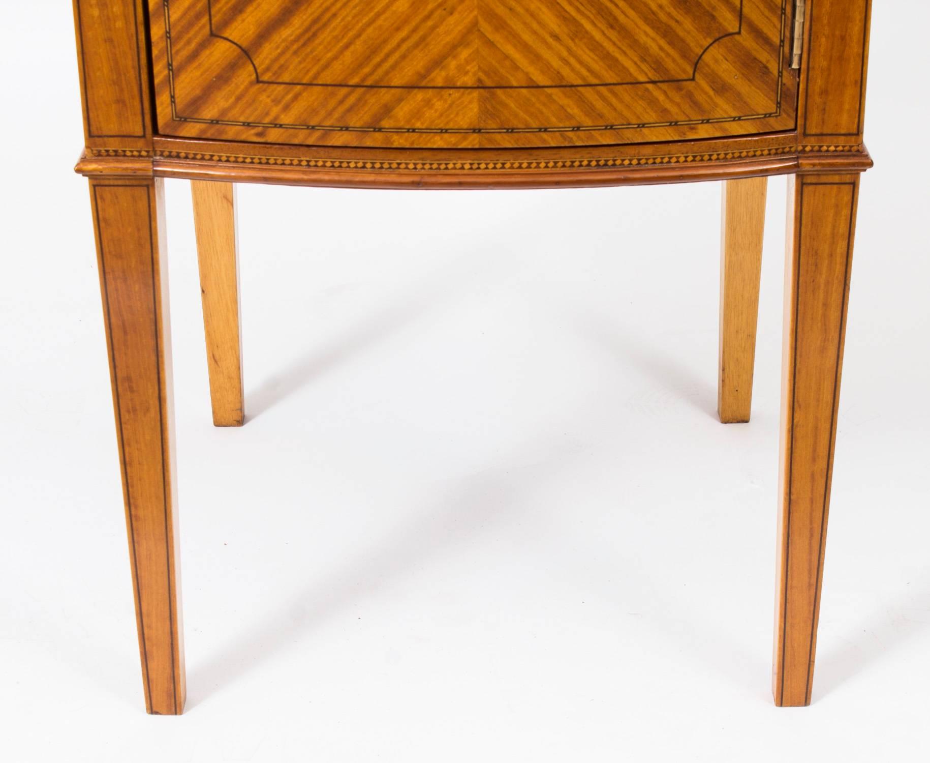 Antiker viktorianischer Nachttischschrank aus Seidenholz mit Bogenfront, 19. Jahrhundert im Angebot 1