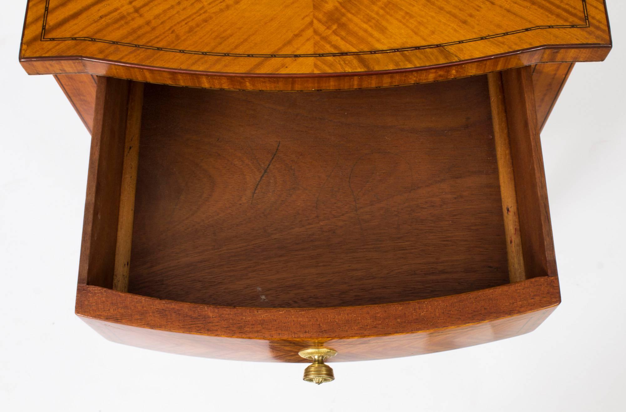 Antiker viktorianischer Nachttischschrank aus Seidenholz mit Bogenfront, 19. Jahrhundert im Angebot 3