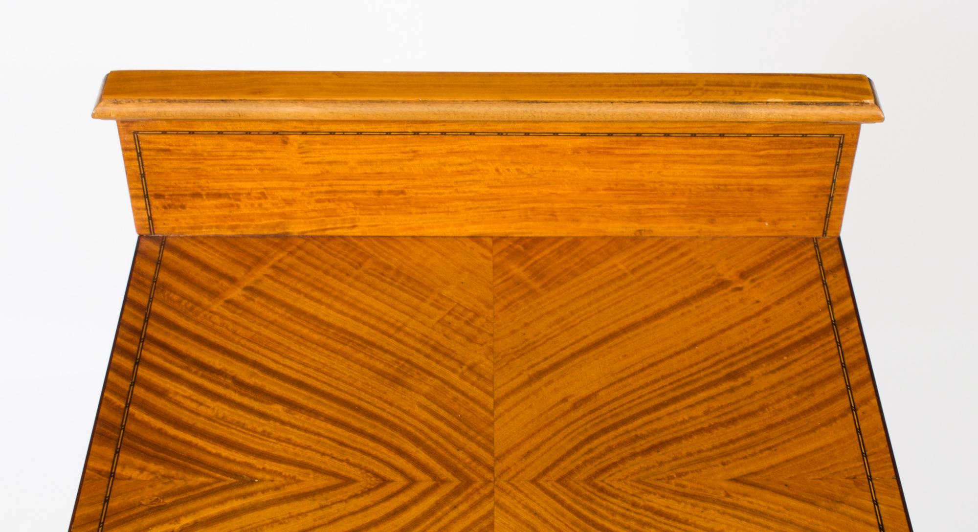 Ein schöner antiker viktorianischer Nachttisch aus Satinholz mit Bogenfront, datiert um 1880.

Dieser prächtige antike Schrank zeichnet sich durch eine attraktive Intarsienverzierung aus Ebenholz und Buchsbaum aus.

Der Schrank hat eine nützliche