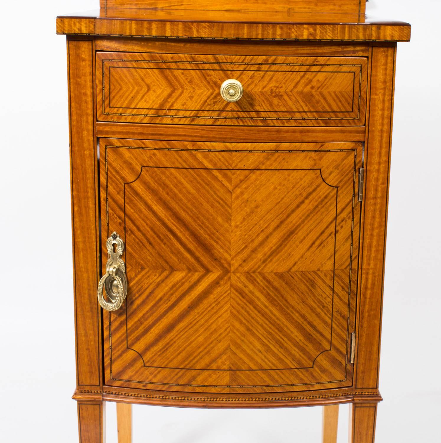 Antique Victorian Satinwood Bowfront Bedside Cabinet, 19th Century In Excellent Condition For Sale In London, GB