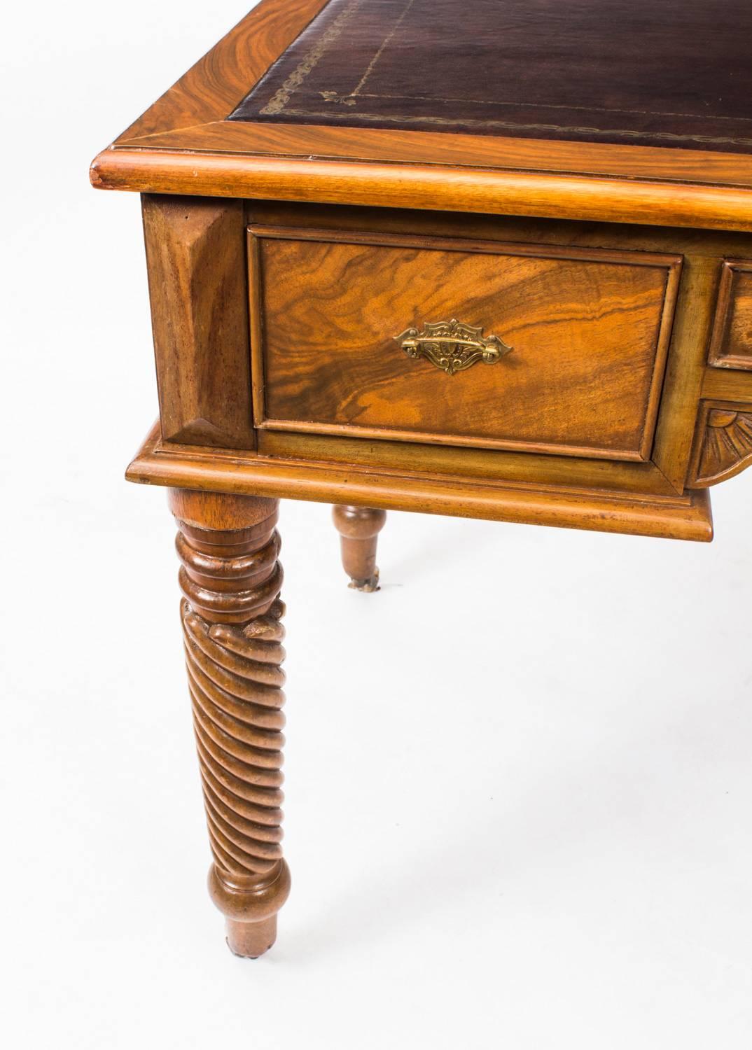 Early 20th Century Figured Walnut Writing Table Desk In Excellent Condition In London, GB