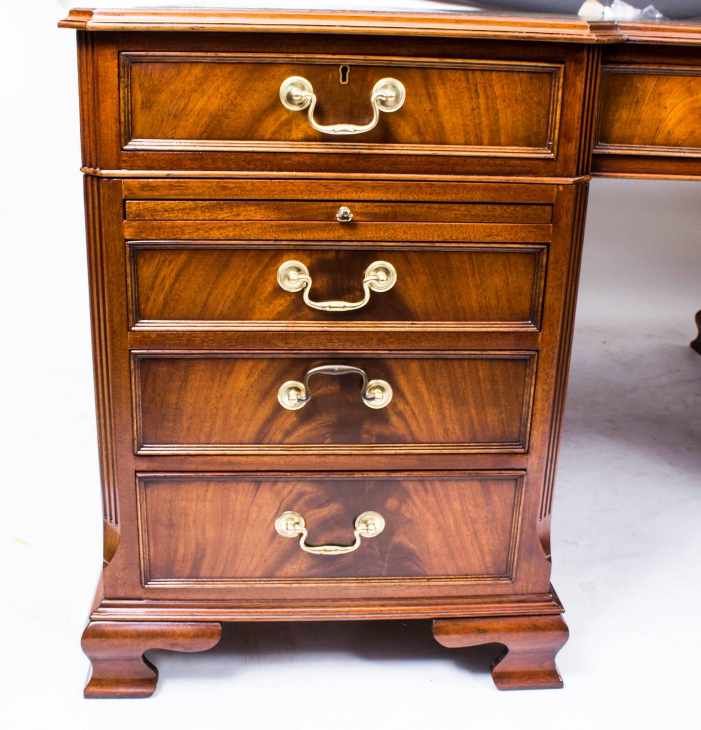 Vintage Large Georgian Style Flame Mahogany Partners Pedestal Desk, 20th Century 2