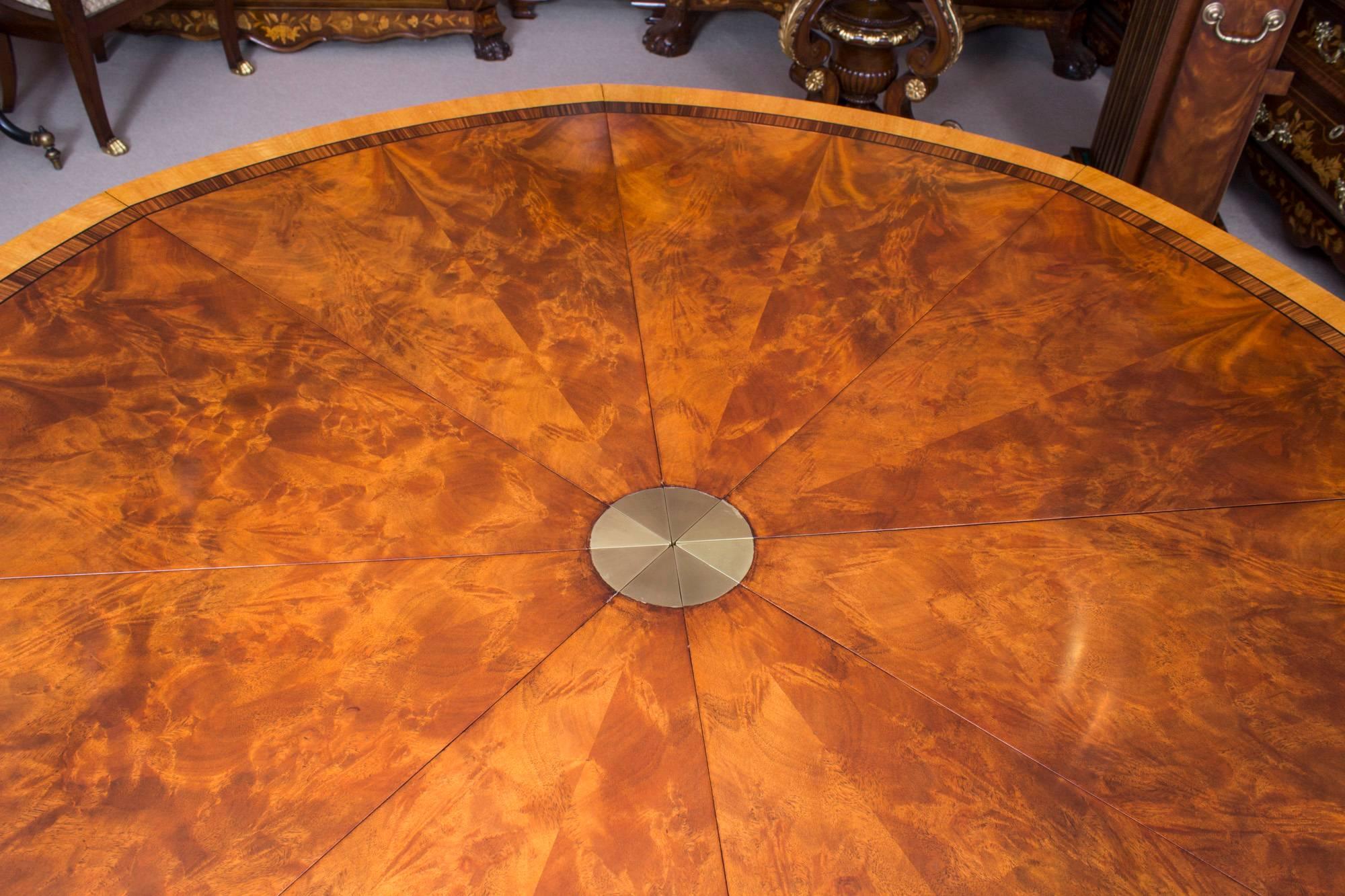 Stunning Theodore Alexander Flame Mahogany Jupe Dining Table, 20th Century In Excellent Condition In London, GB