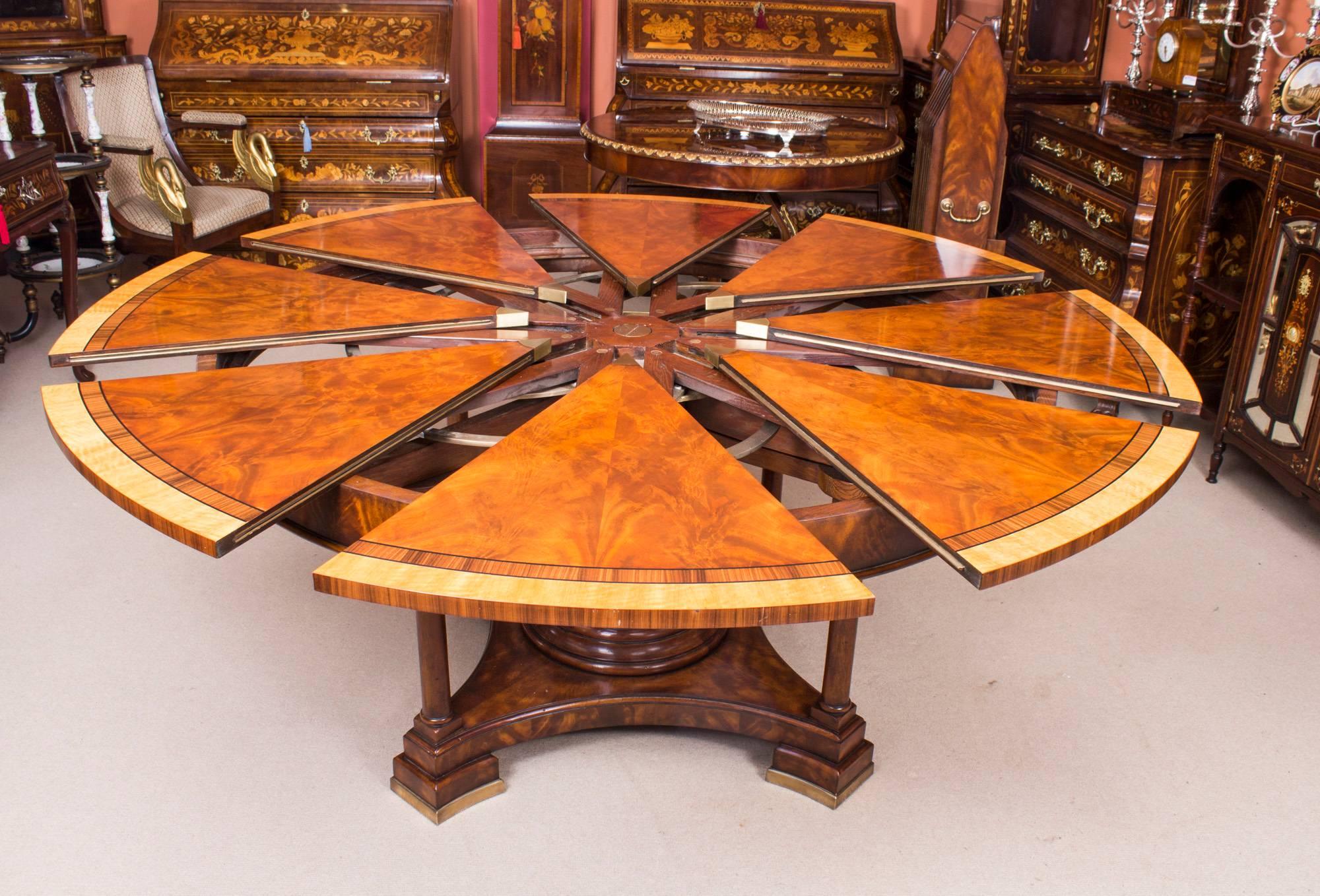 Stunning Theodore Alexander Flame Mahogany Jupe Dining Table, 20th Century 2