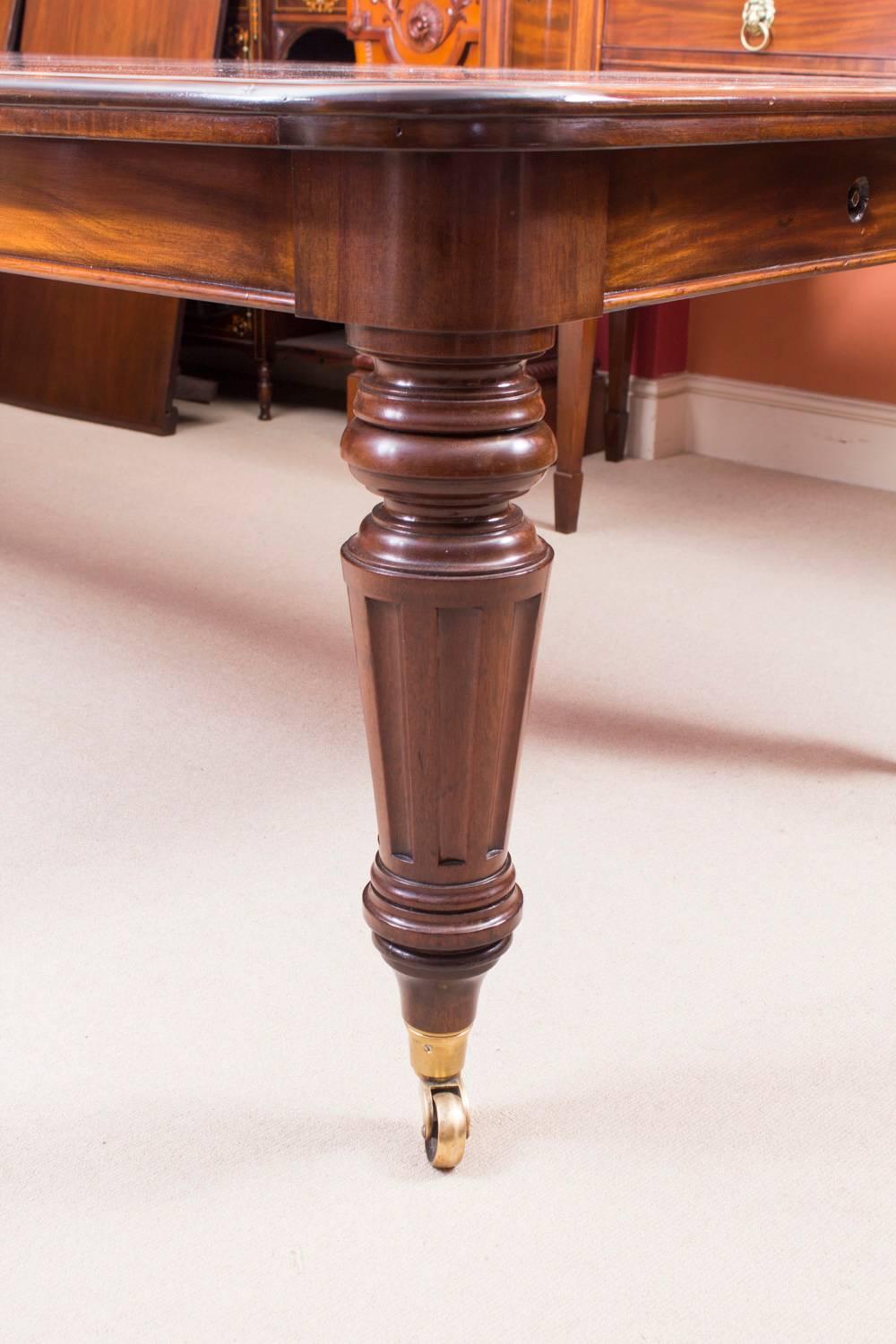 Antique Victorian Flame Mahogany Extending Dining Table, circa 1870 5