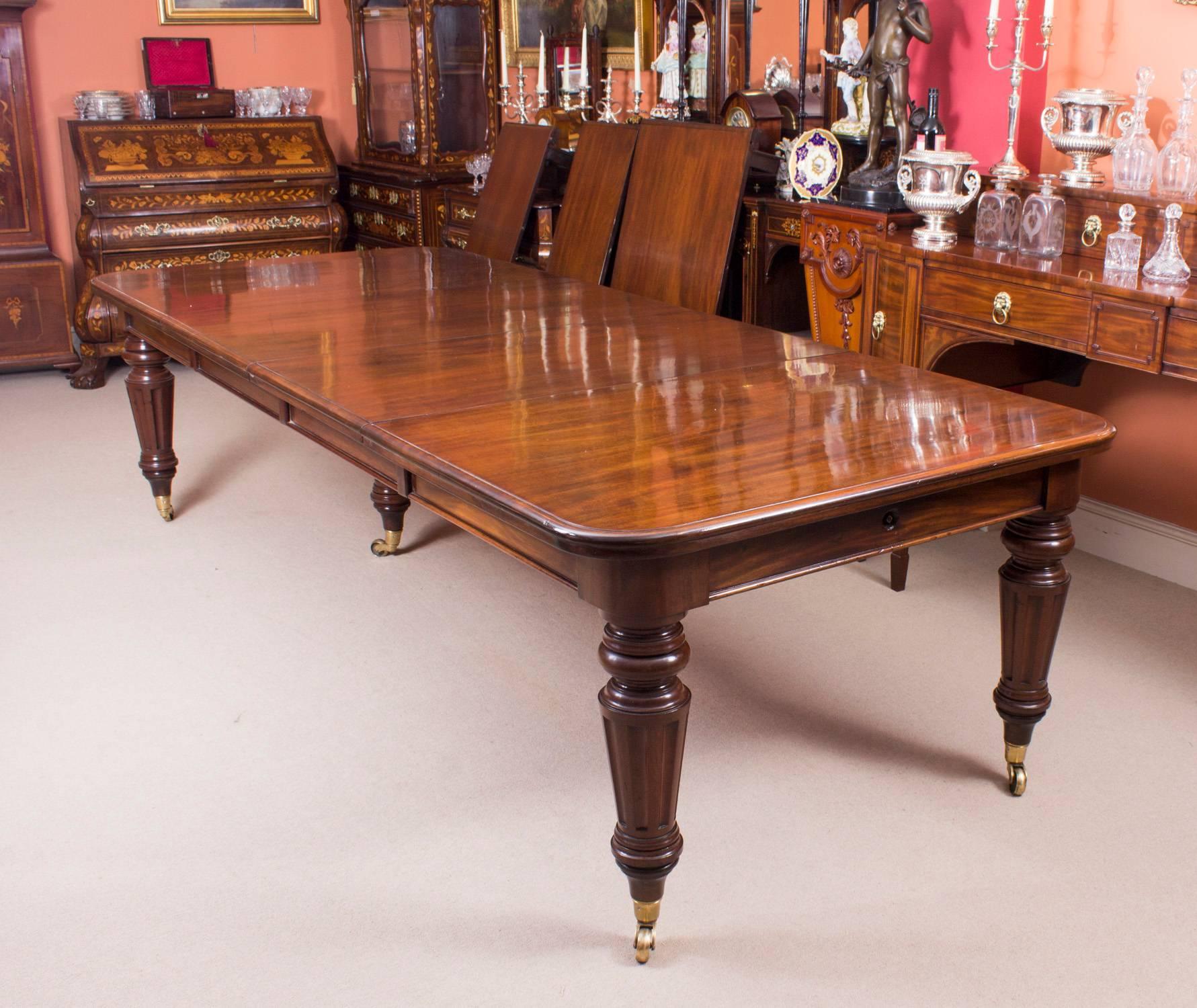 Antique Victorian Flame Mahogany Extending Dining Table, circa 1870 In Excellent Condition In London, GB