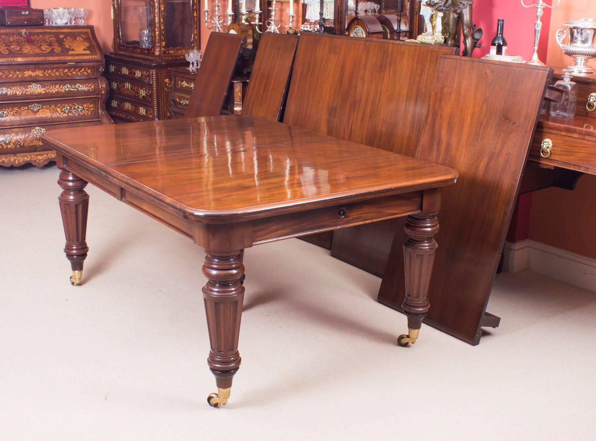 Antique Victorian Flame Mahogany Extending Dining Table, circa 1870 1