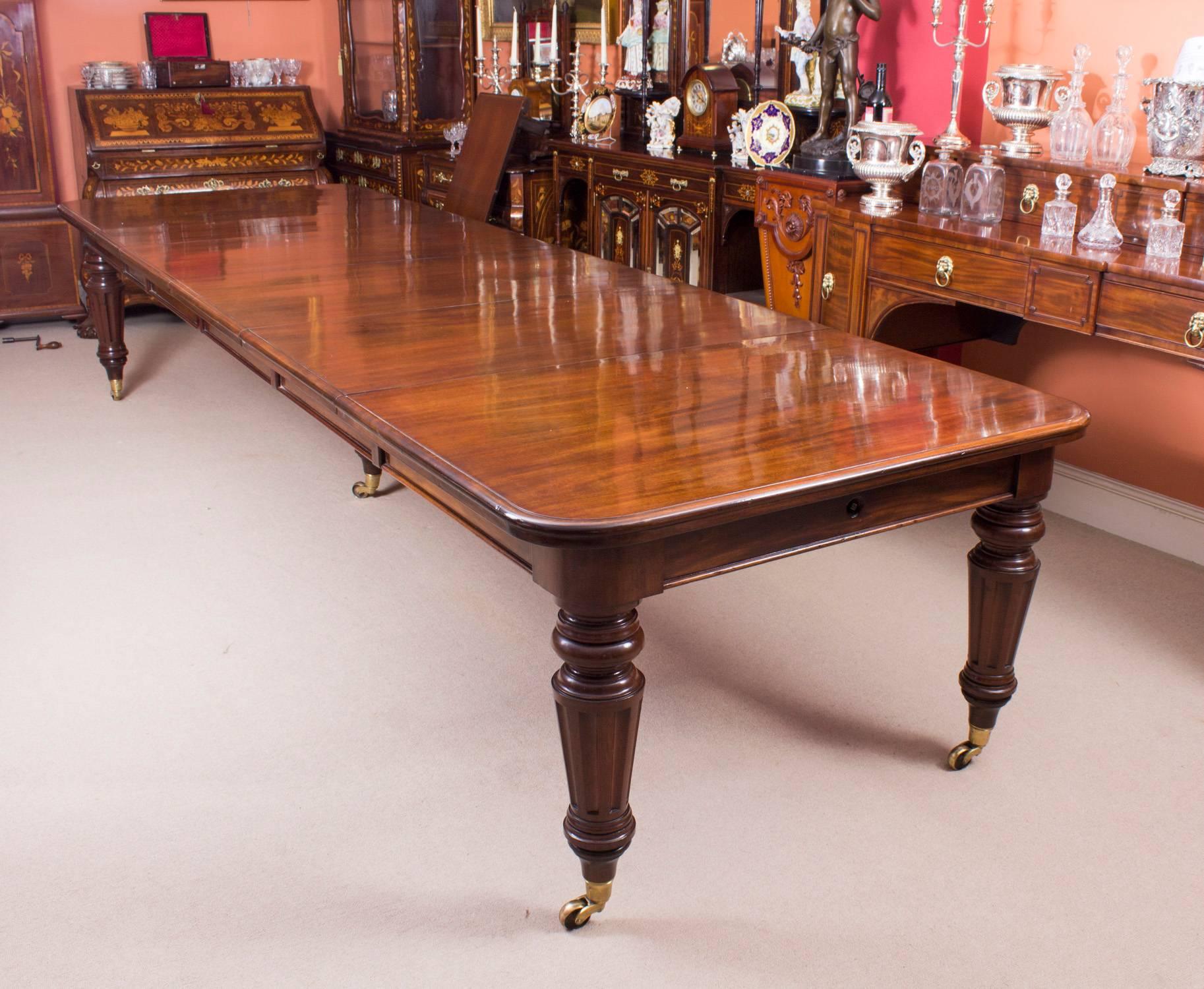 This is a beautiful antique Victorian flame mahogany extending dining table, circa 1870 in date.
This amazing table can sit up to sixteen people in comfort and has been handcrafted from solid mahogany which has a beautiful grain and is in really