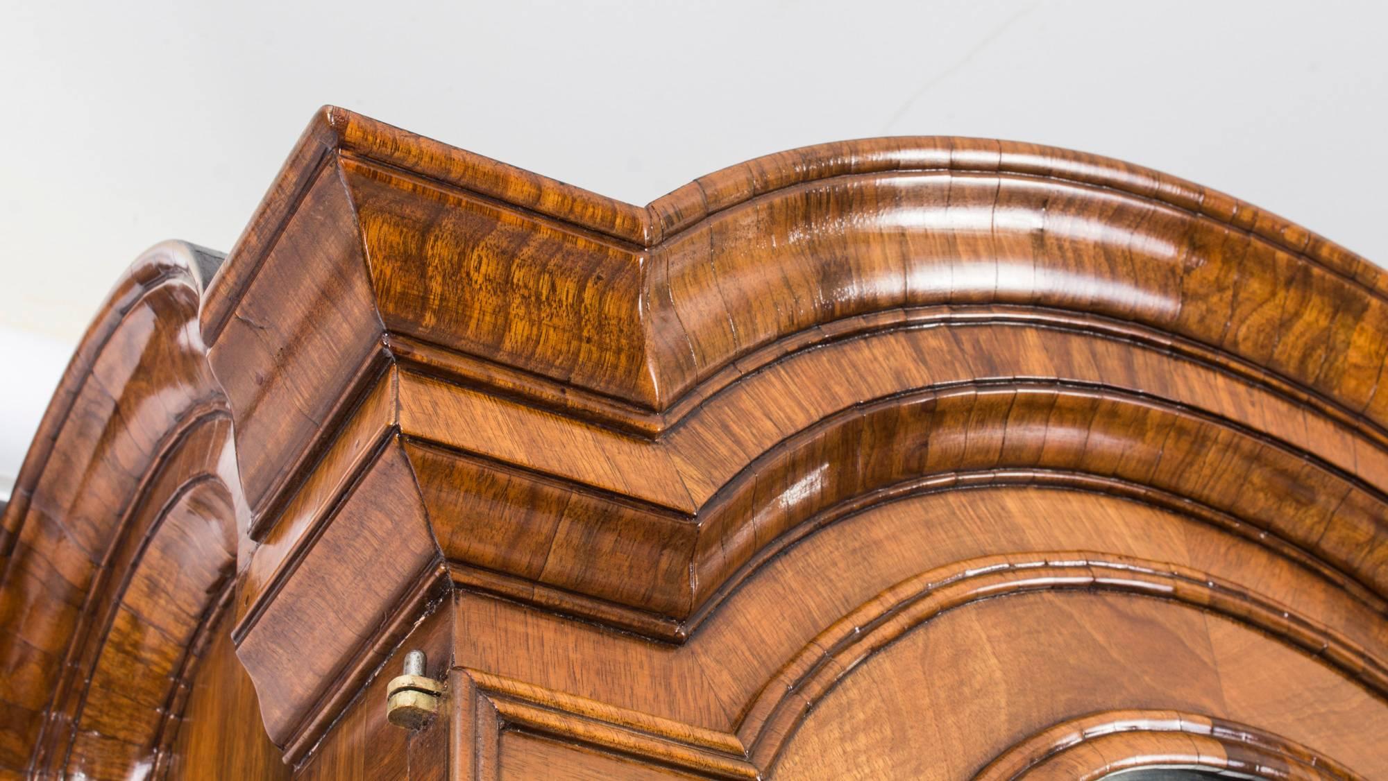 Here we have a beautiful antique Queen Anne double dome bureau bookcase in burr walnut and dated by our experts to have been made around 1720.

Although Queen Anne actually reigned from 1702 until her death in 1714, furniture made after that period