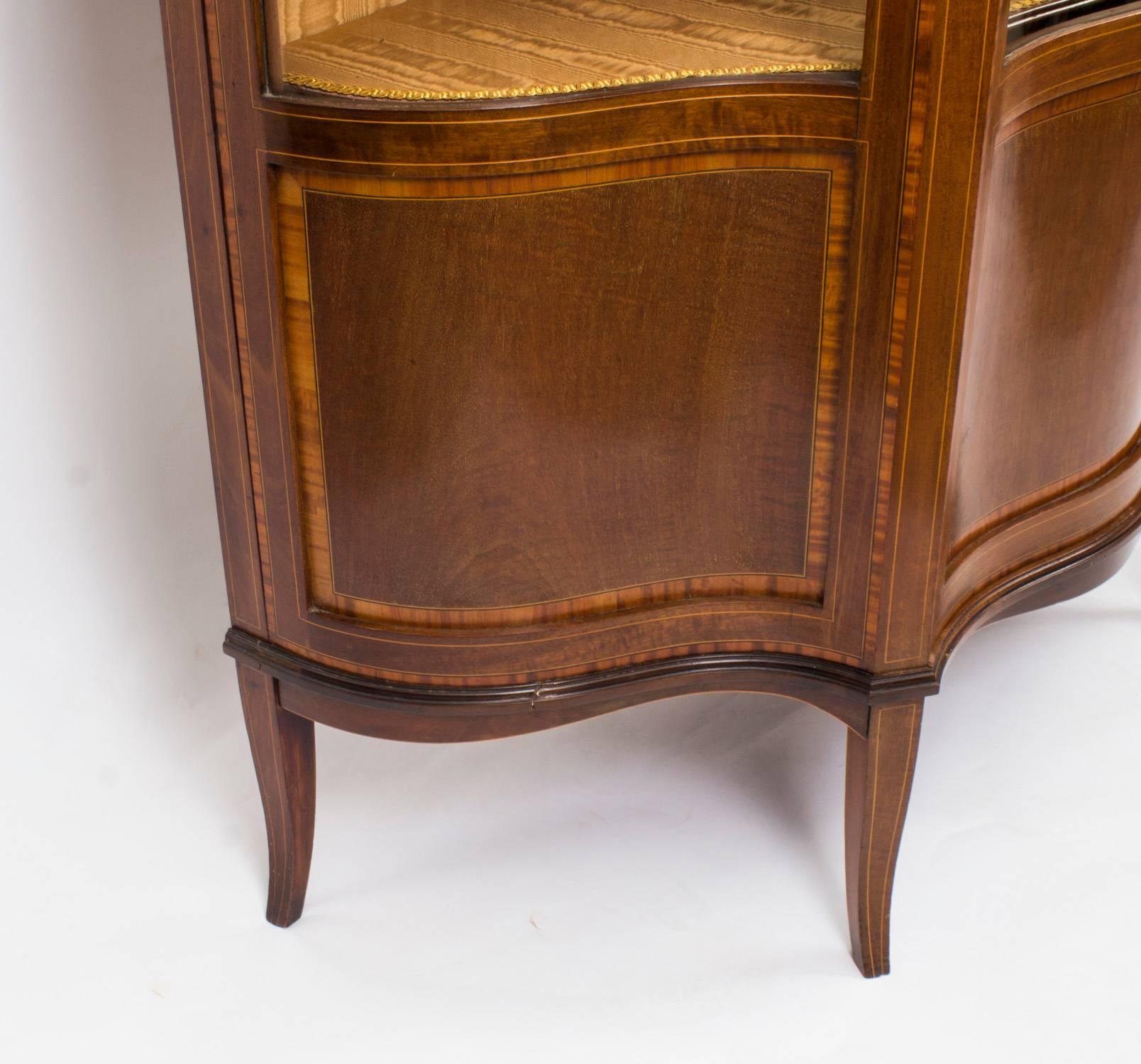 Early 20th Century Edwardian Serpentine Glazed Inlaid Mahogany Display Cabinet 2