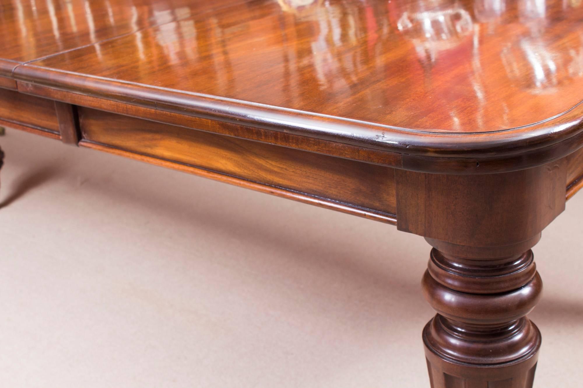 Antique Victorian Flame Mahogany Extending Dining Table and 16 Chairs In Excellent Condition In London, GB