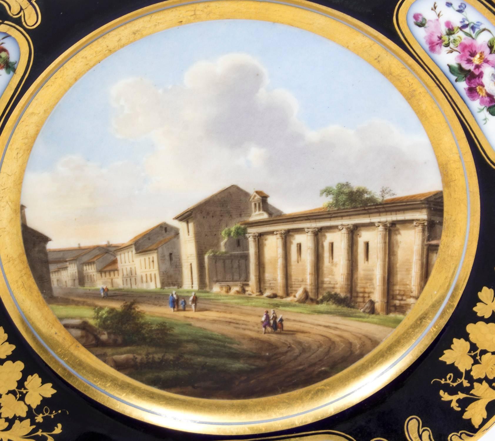 Il s'agit d'une magnifique assiette de cabinet en porcelaine de forme circulaire de style Sèvres, datant d'environ 1880.

Le centre est superbement peint à la main avec un village continental, le bord avec trois cartouches ovales, chacun avec des