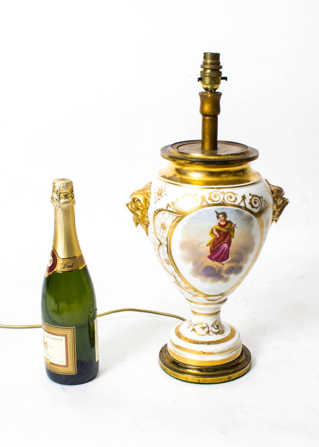 Lampe française du 19ème siècle en porcelaine peinte et dorée à la main en vente 3