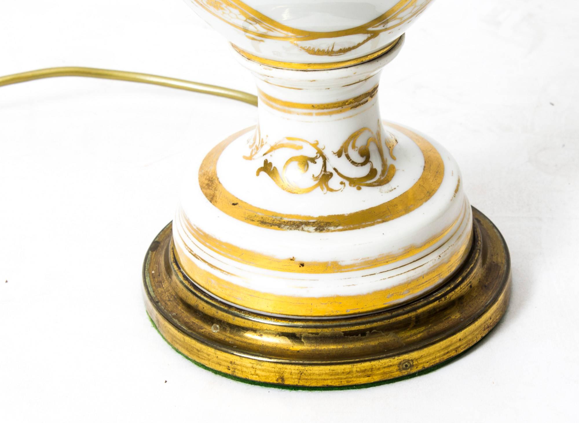 Français Lampe française du 19ème siècle en porcelaine peinte et dorée à la main en vente