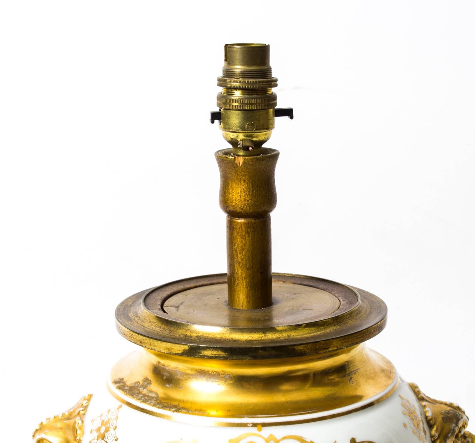 Doré Lampe française du 19ème siècle en porcelaine peinte et dorée à la main en vente