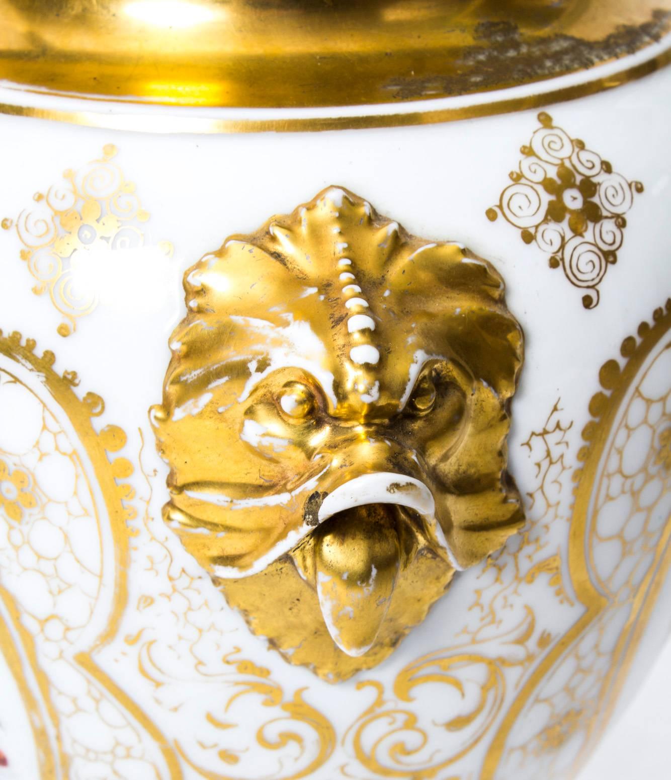 Milieu du XIXe siècle Lampe française du 19ème siècle en porcelaine peinte et dorée à la main en vente