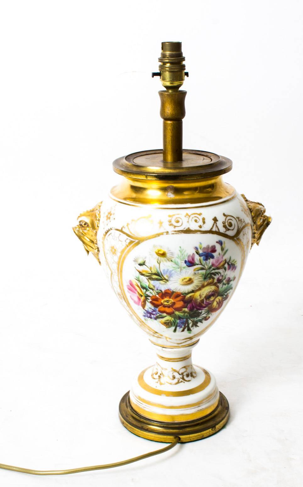 Porcelaine Lampe française du 19ème siècle en porcelaine peinte et dorée à la main en vente