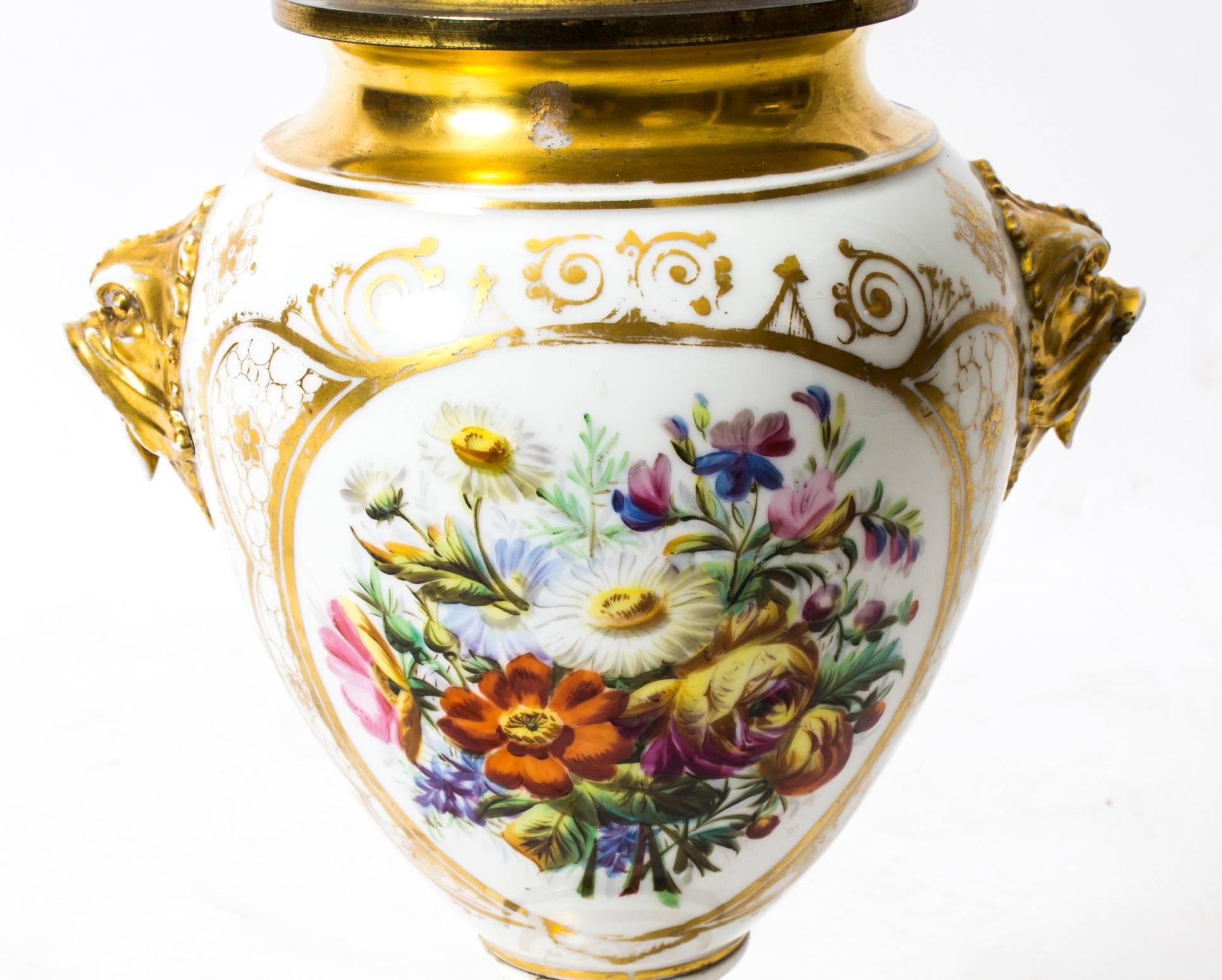 Lampe française du 19ème siècle en porcelaine peinte et dorée à la main en vente 1