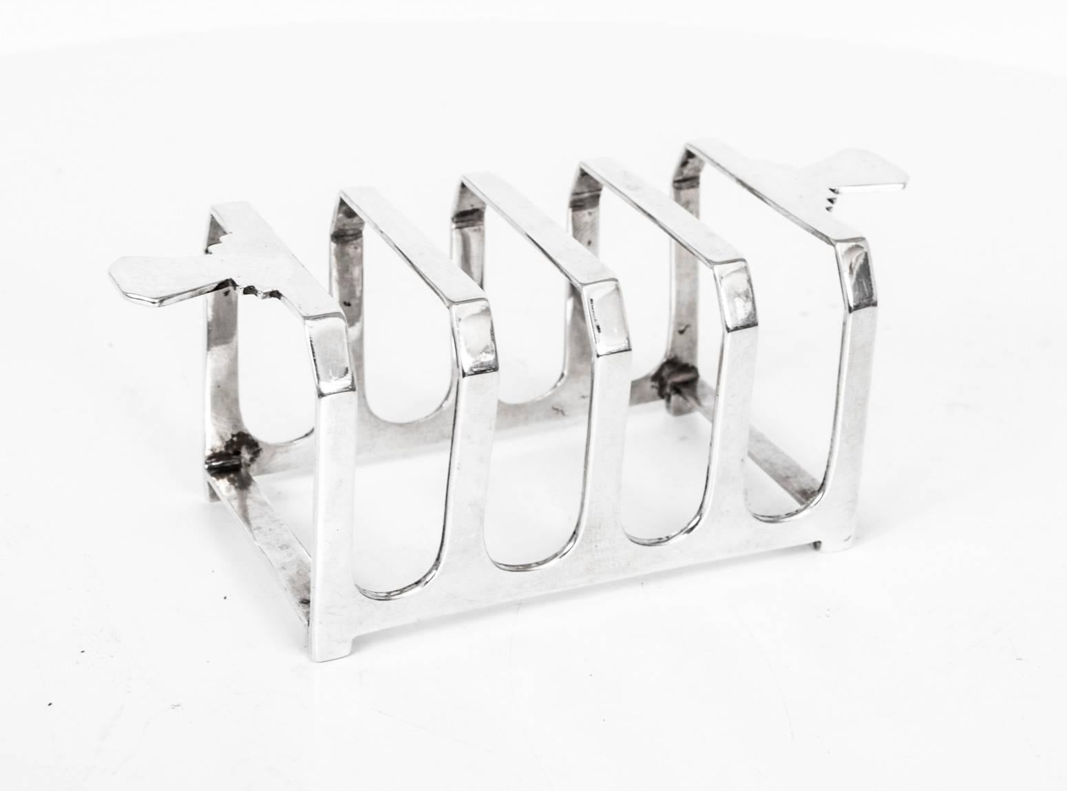 This is a lovely pair of antique Art Deco silver plated toast racks by the renowned retailer, designer and silversmith Mappin & Webb, circa 1930 in date.

They have elegant geometric lug handles and canted divisions.

The craftsmanship and