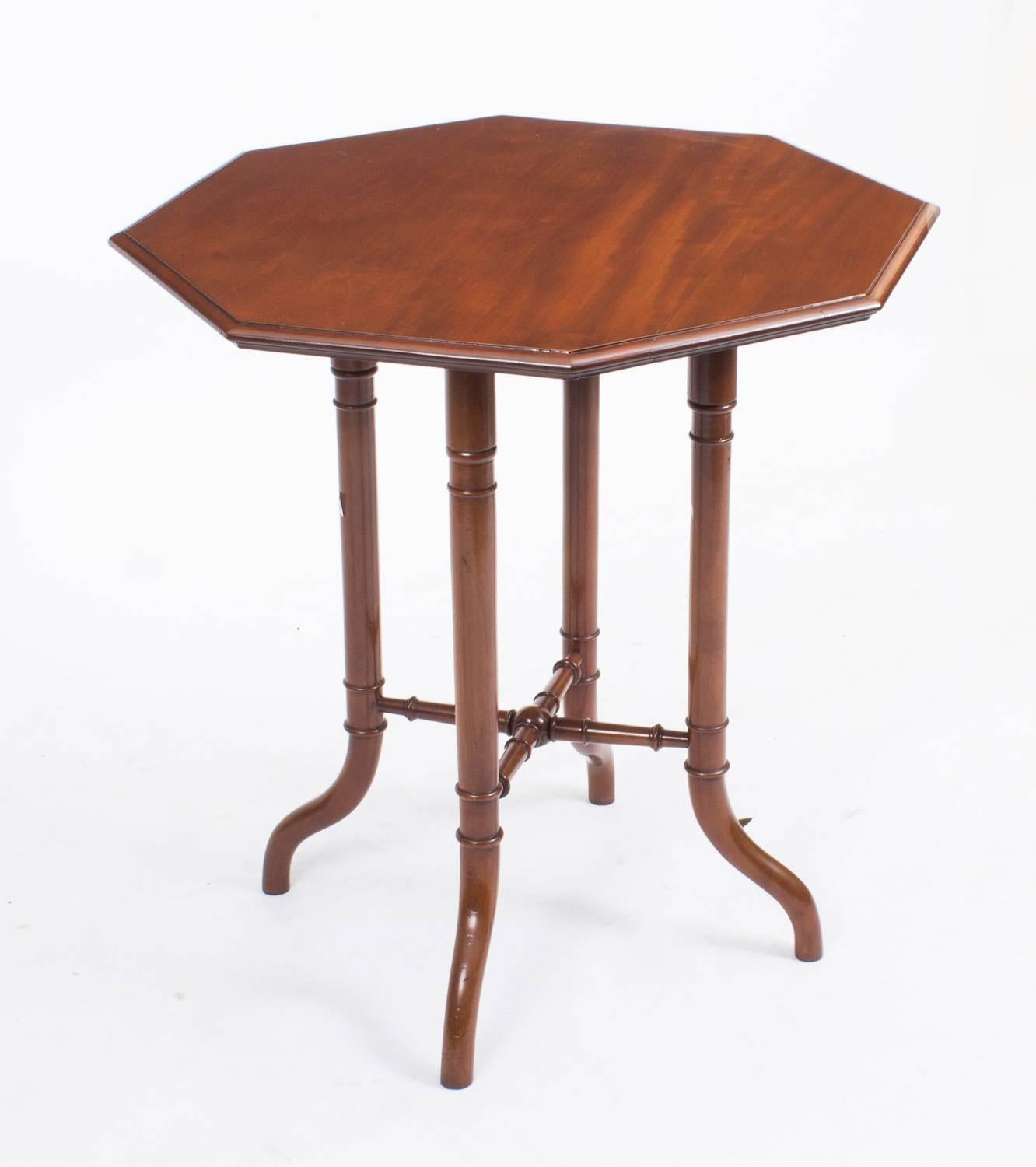 This is a handsome antique Victorian octagonal occasional table, circa 1860 in date.

This octagonal table has been masterfully crafted in solid mahogany.

There is no mistaking the unique quality and elaborate design, which is certain to make