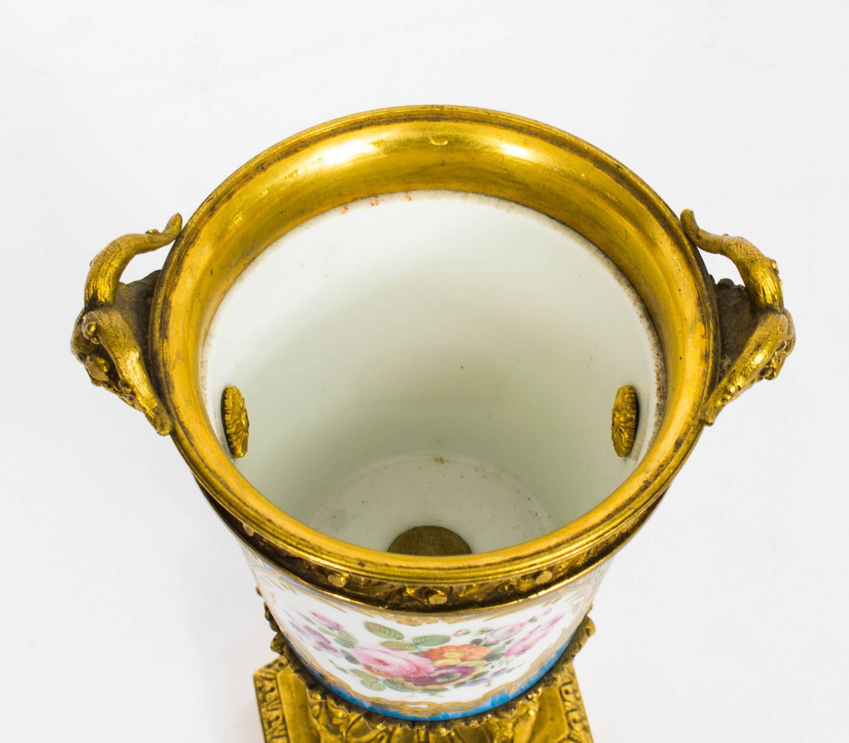 19th Century Pair of French Ormolu-Mounted Sèvres Lidded Urns Vases 3