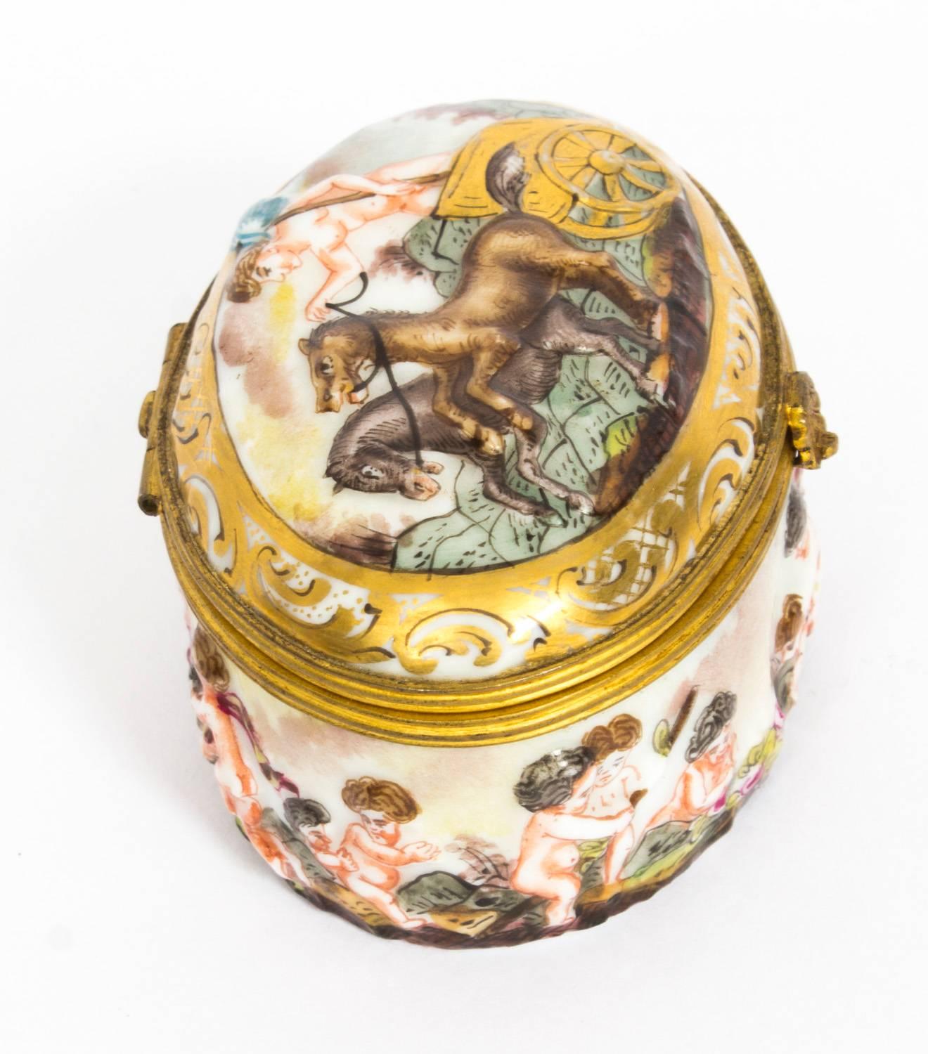 19th Century Italian Capodimonte Porcelain Pill Box In Excellent Condition In London, GB