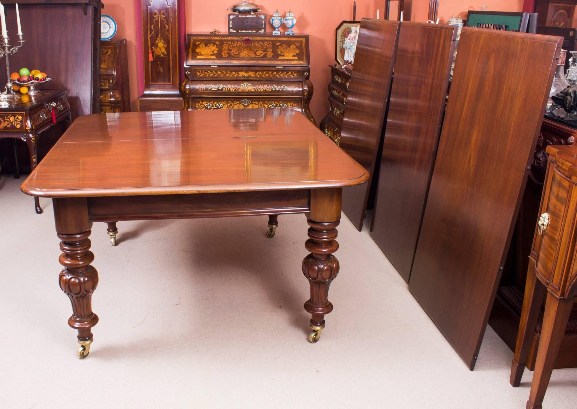 19th Century Victorian 12 ft Flame Mahogany Extending Dining Table In Excellent Condition In London, GB