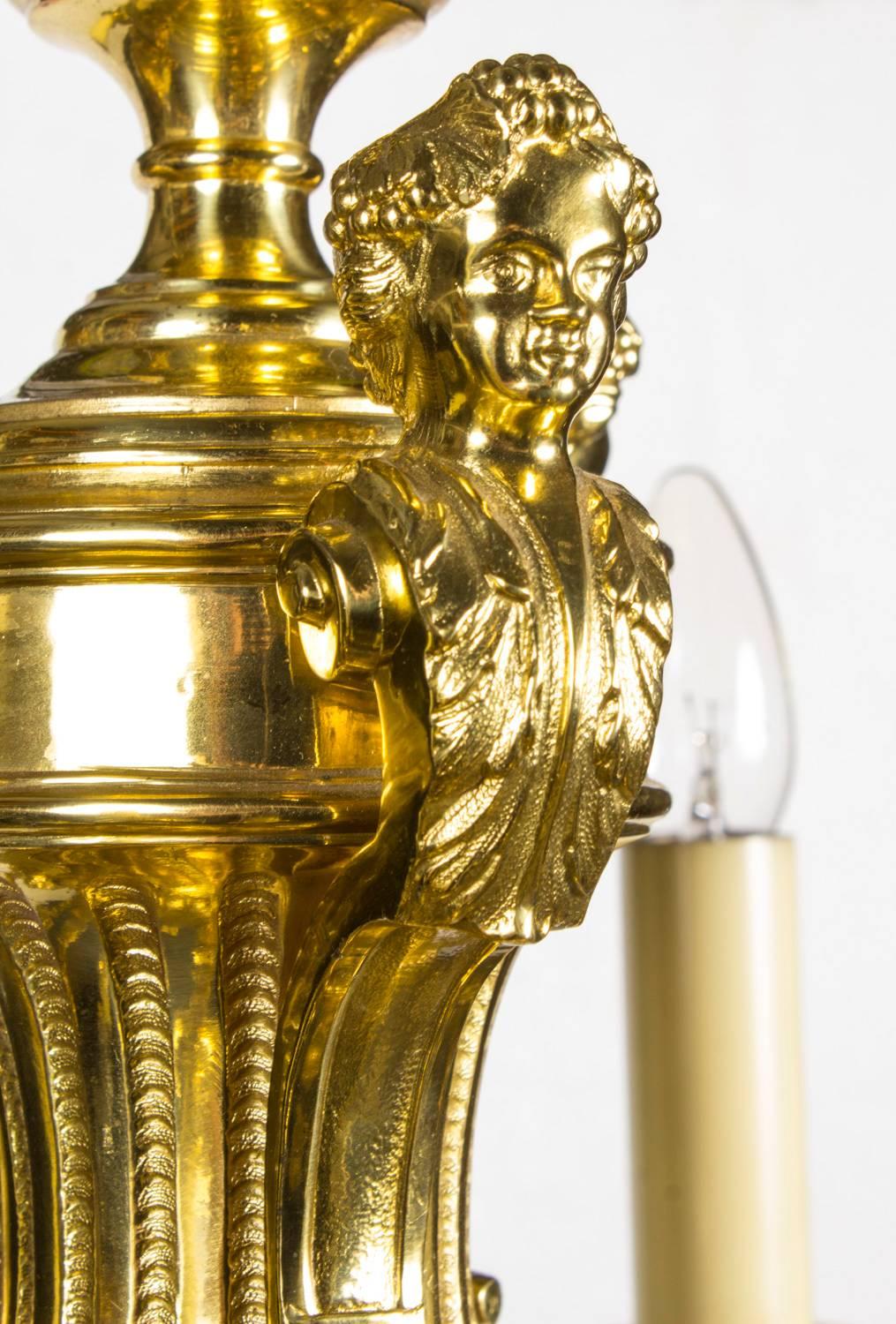 Français Lustre à douze branches en bronze doré du début du XXe siècle de style Louis XIV français en vente